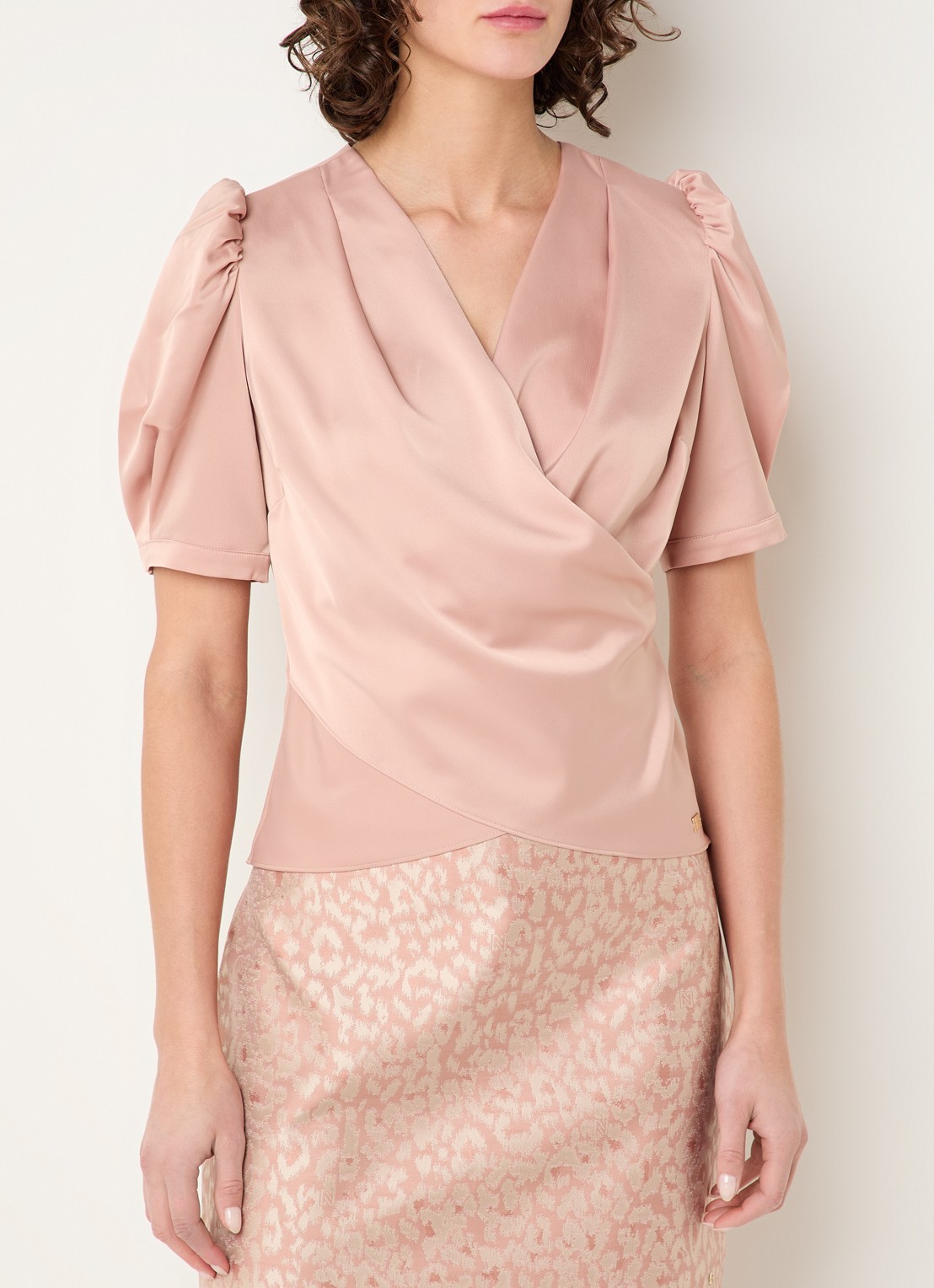 NIKKIE Kransis tuniek met pofmouwen - detail zalmroze