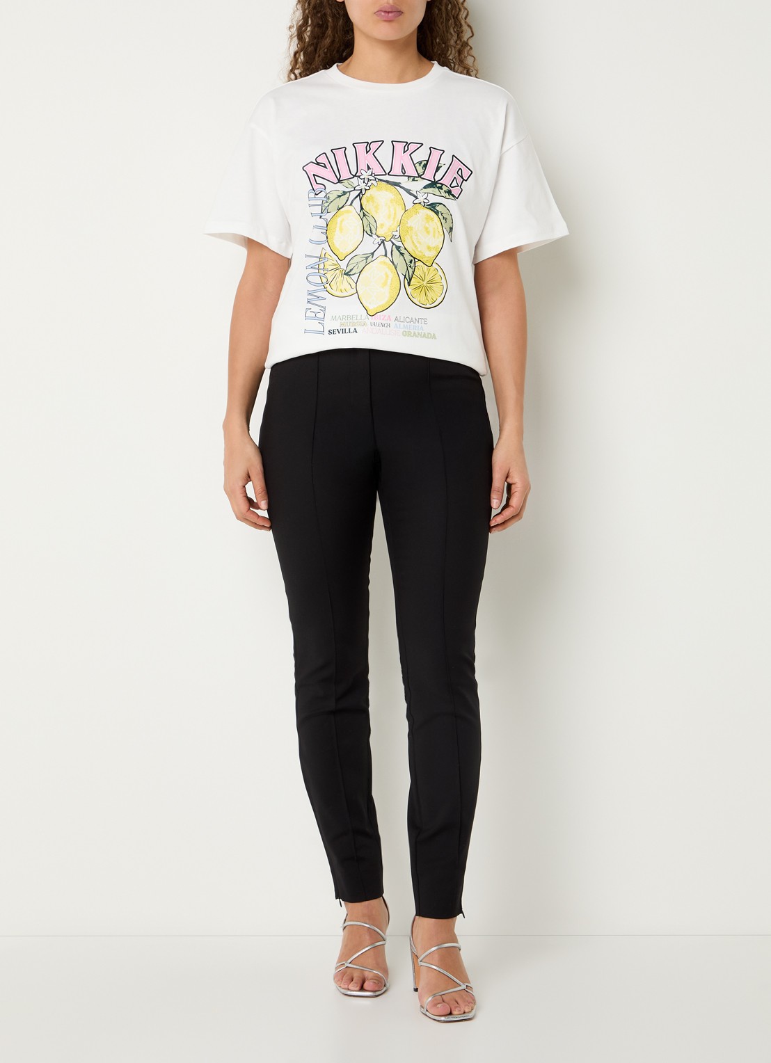 NIKKIE Lemon T-shirt met logo en print - voorkant 2 wit