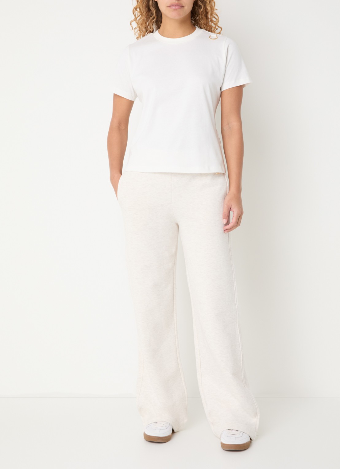 NIKKIE Logo Ring T-shirt met ronde hals - voorkant 2 gebroken wit