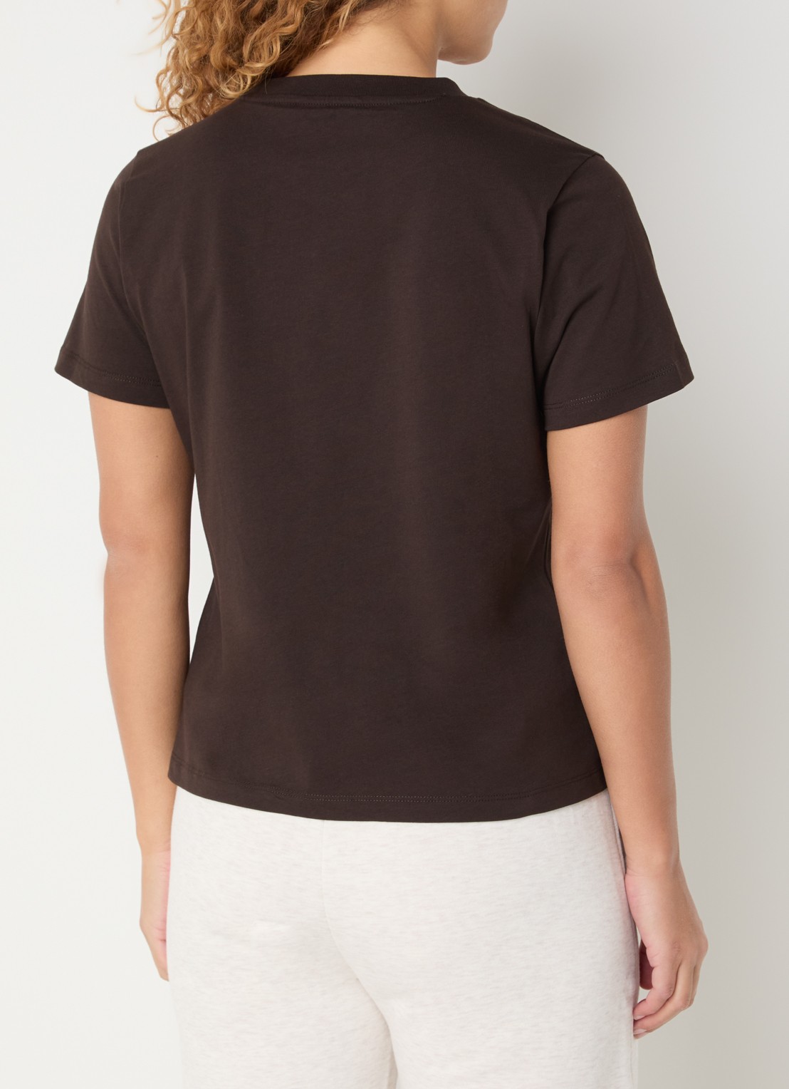 NIKKIE Logo Ring T-shirt met ronde hals - achterkant bruin