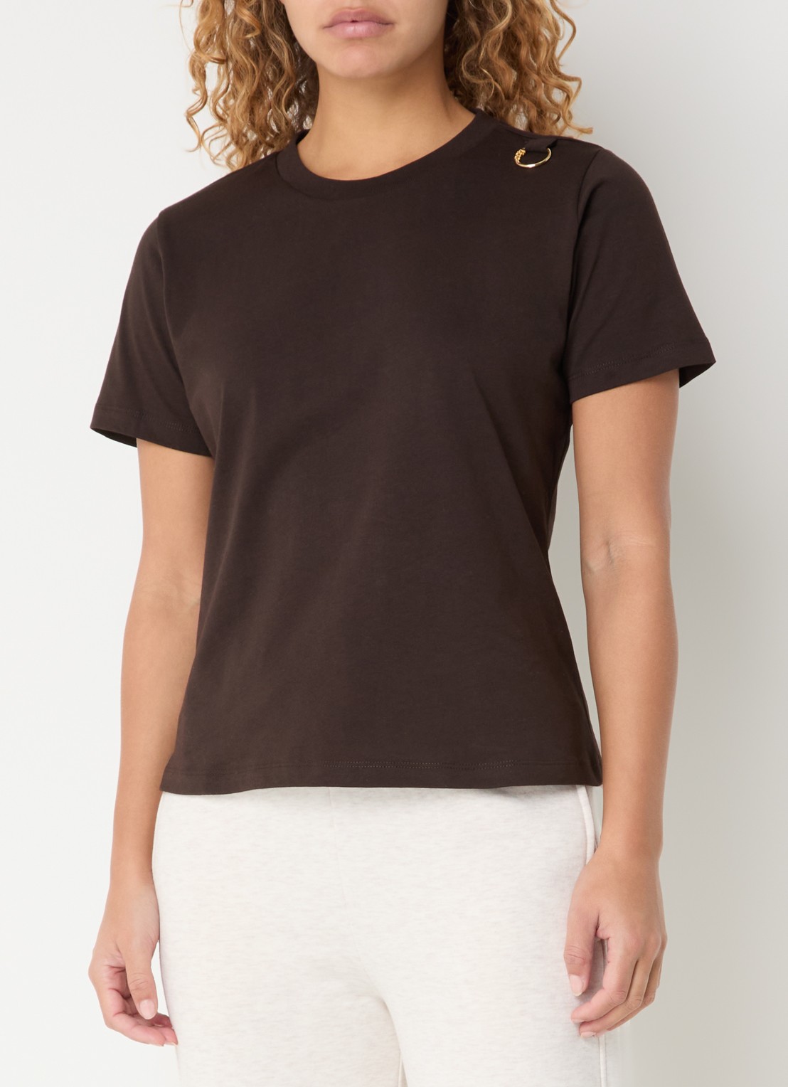NIKKIE Logo Ring T-shirt met ronde hals - detail 2 bruin