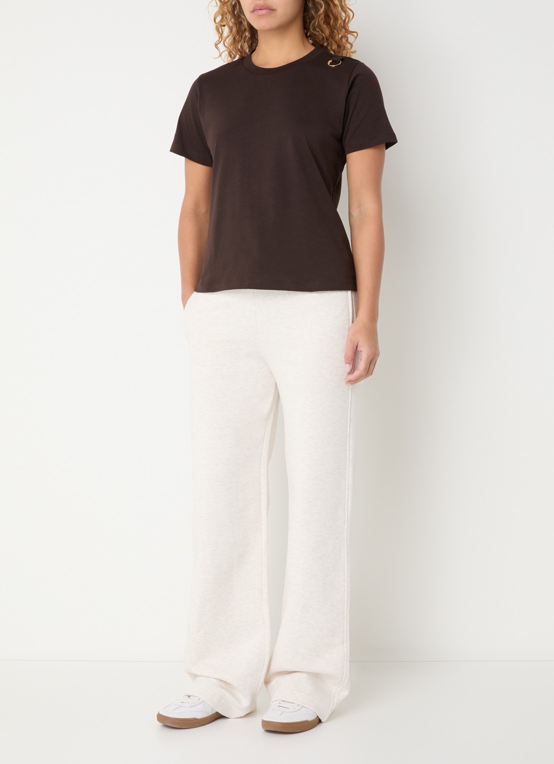 NIKKIE Logo Ring T-shirt met ronde hals - voorkant 4 bruin