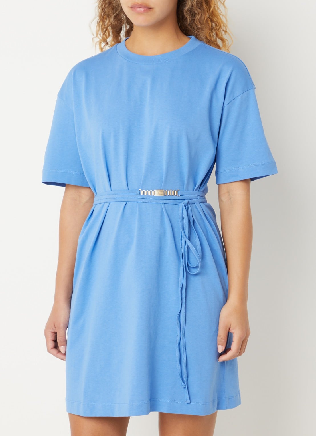 NIKKIE Mini jurk met strikceintuur - detail blauw