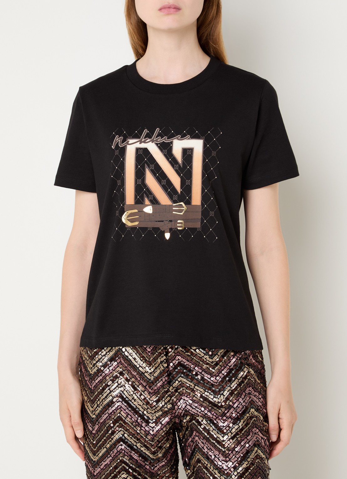 NIKKIE N Chains T-shirt met logo - detail zwart
