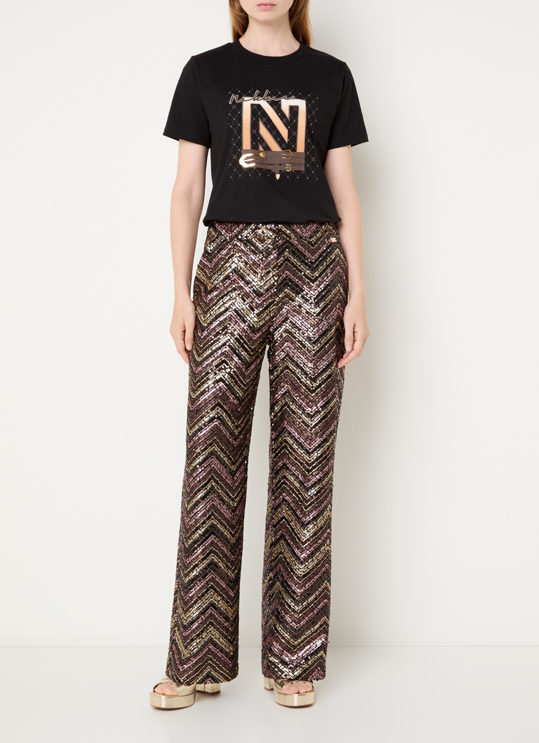 NIKKIE N Chains T-shirt met logo - voorkant 4 zwart