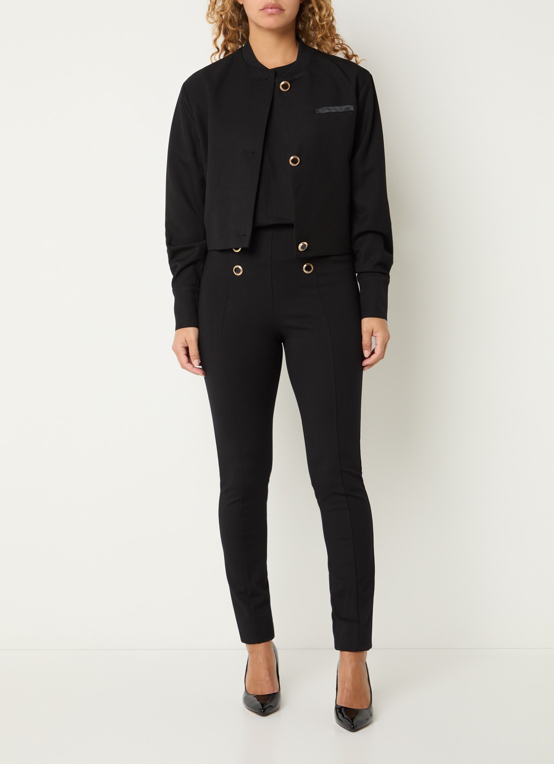 NIKKIE Oakland cropped bomberjack met steekzakken - voorkant 4 zwart