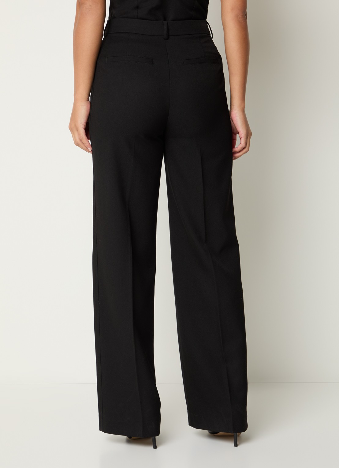 NIKKIE Oakland high waist straight fit pantalon met persplooi - achterkant zwart
