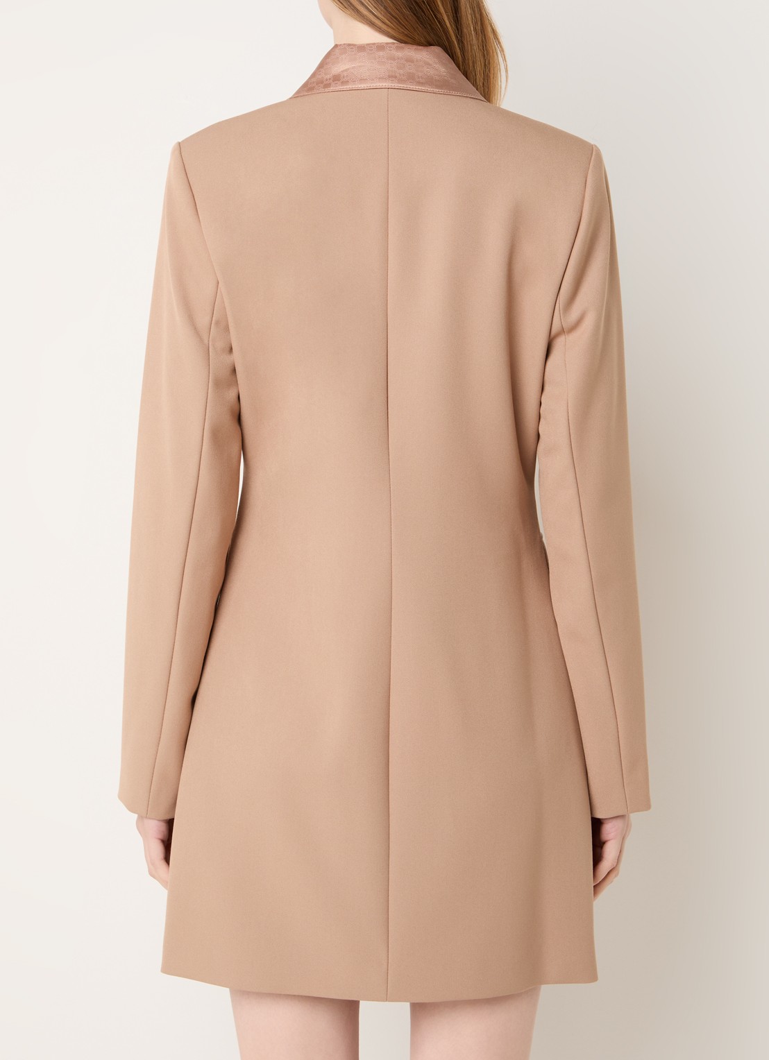 NIKKIE Oakland mini blazerjurk met schoudervulling en details van satijn - achterkant camel