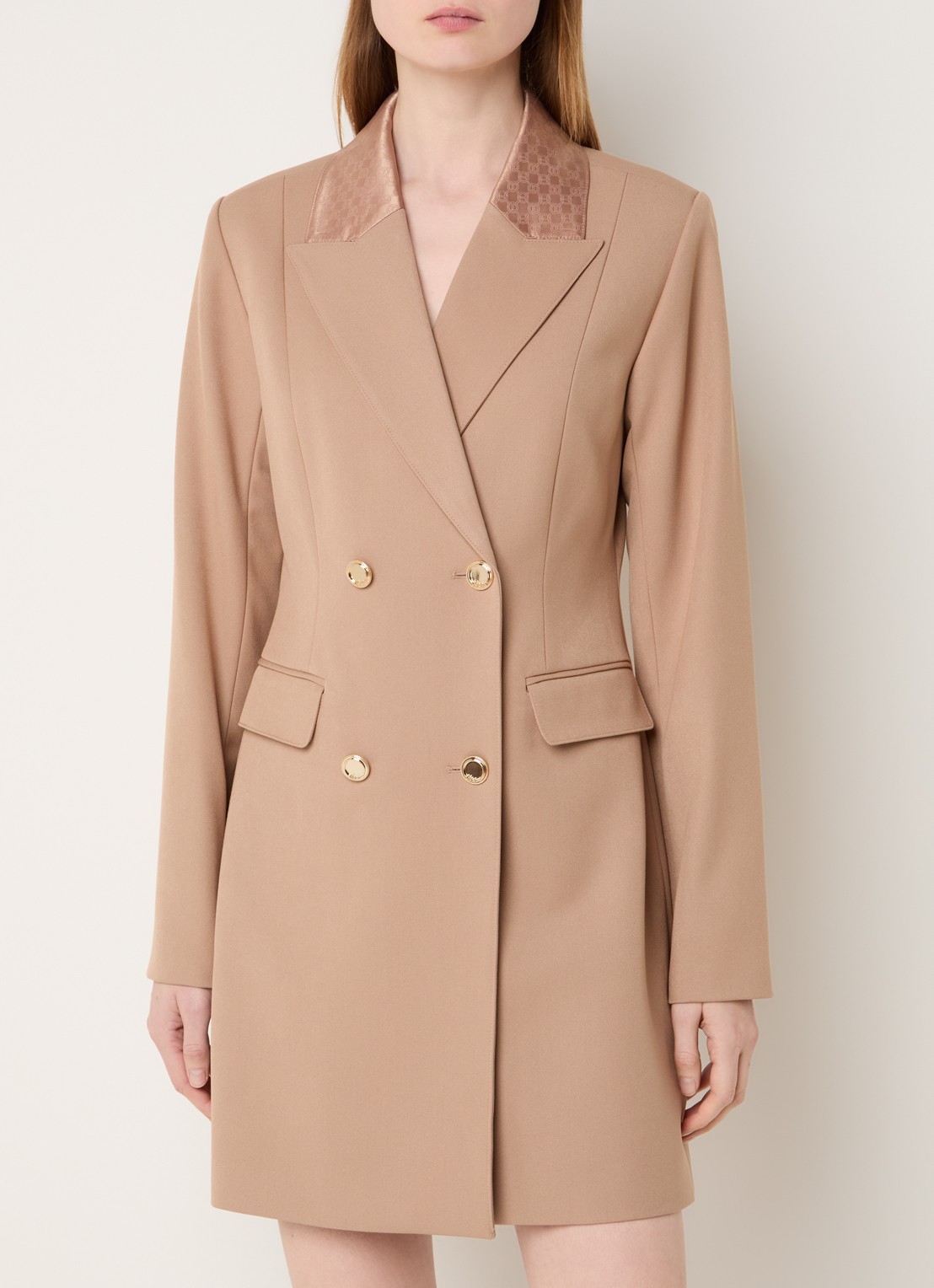 NIKKIE Oakland mini blazerjurk met schoudervulling en details van satijn - detail 4 camel