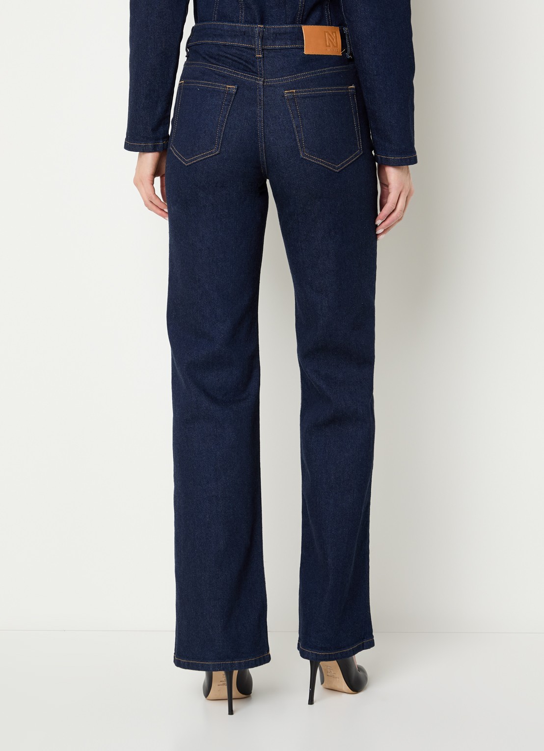 NIKKIE Obra high waist straight leg jeans met donkere wassing - achterkant indigo