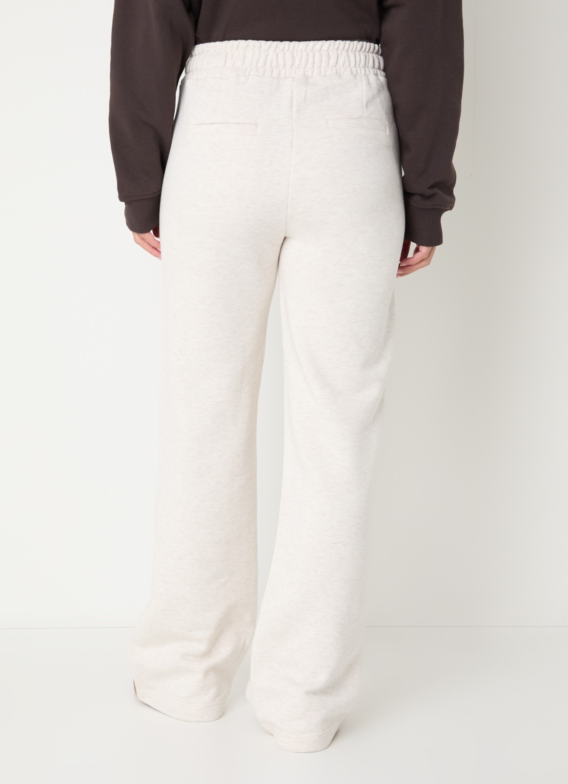NIKKIE Odessa high waist flared fit joggingbroek met gemêleerd dessin - achterkant 4 creme