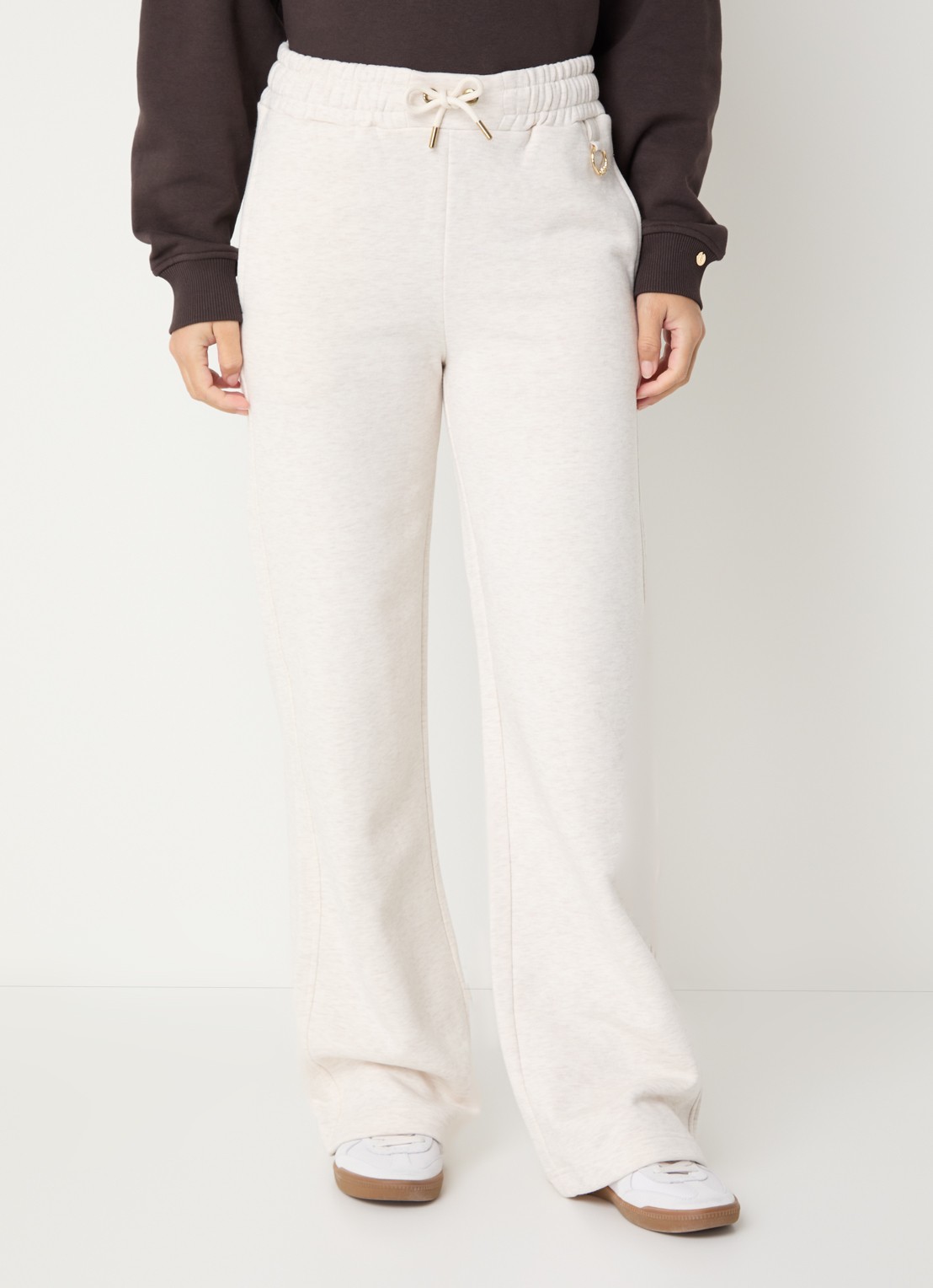 NIKKIE Odessa high waist flared fit joggingbroek met gemêleerd dessin - detail creme