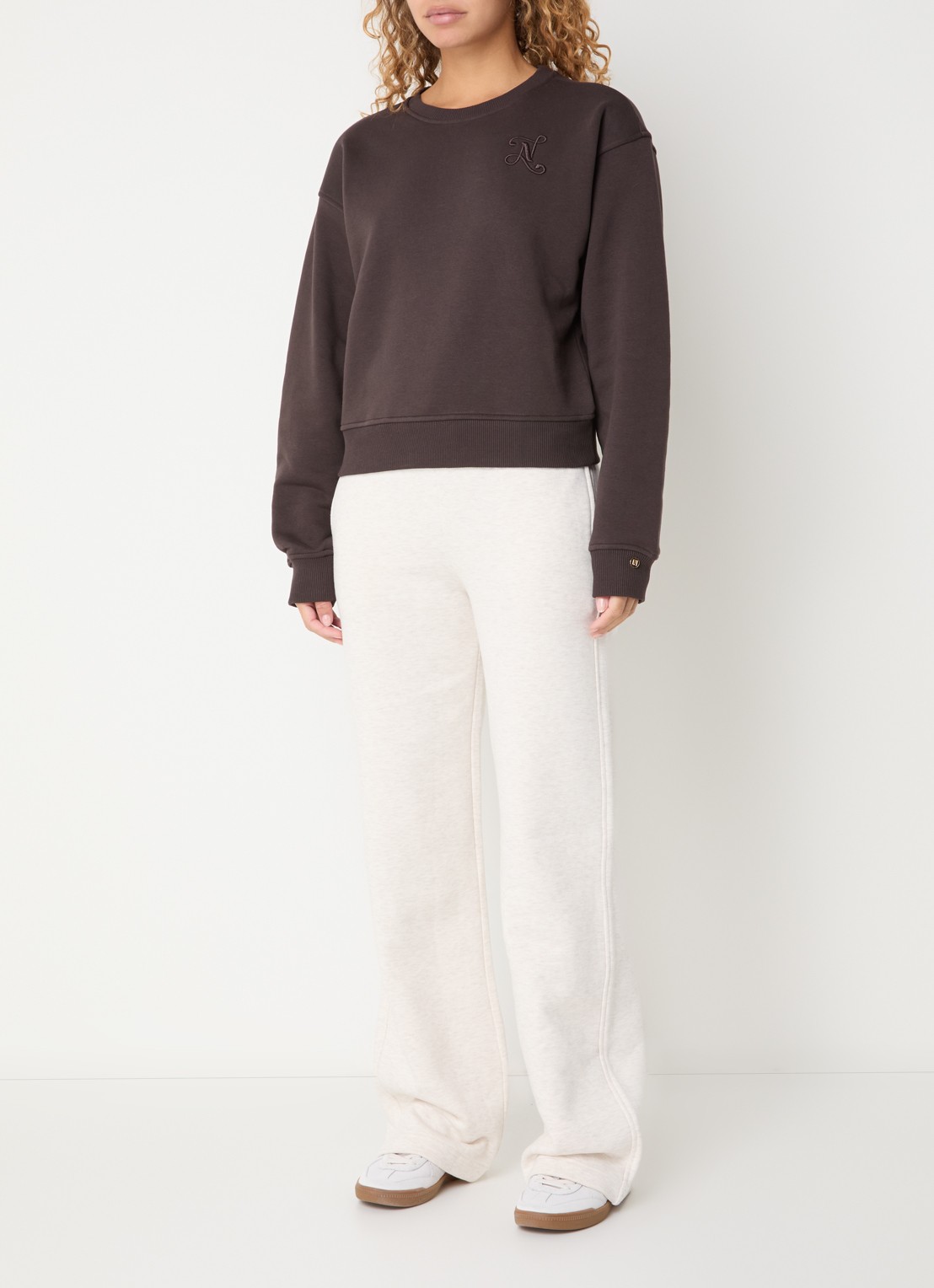 NIKKIE Odessa high waist flared fit joggingbroek met gemêleerd dessin - voorkant 3 creme