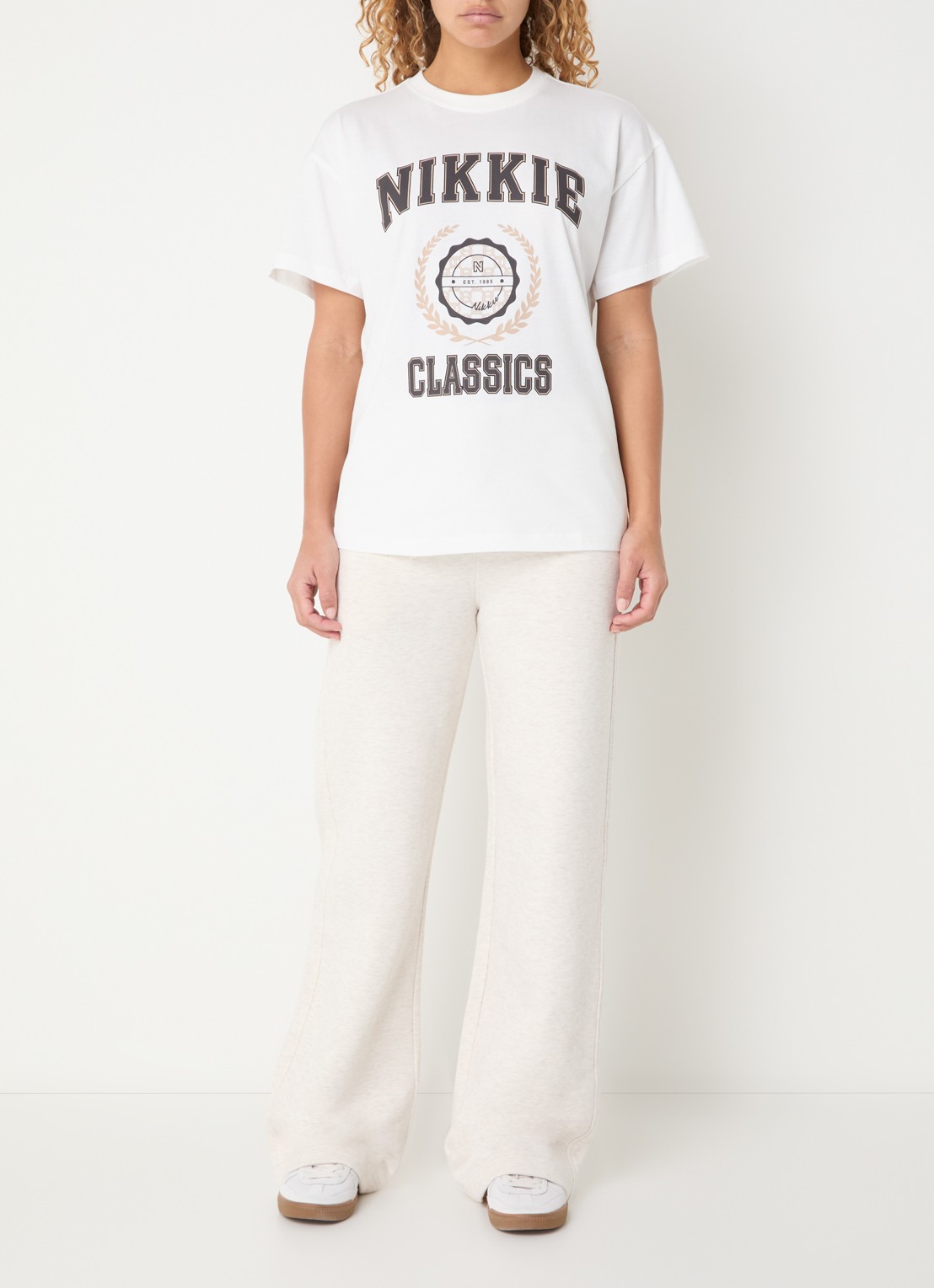 NIKKIE Odessi T-shirt met logoprint - voorkant 3 gebroken wit