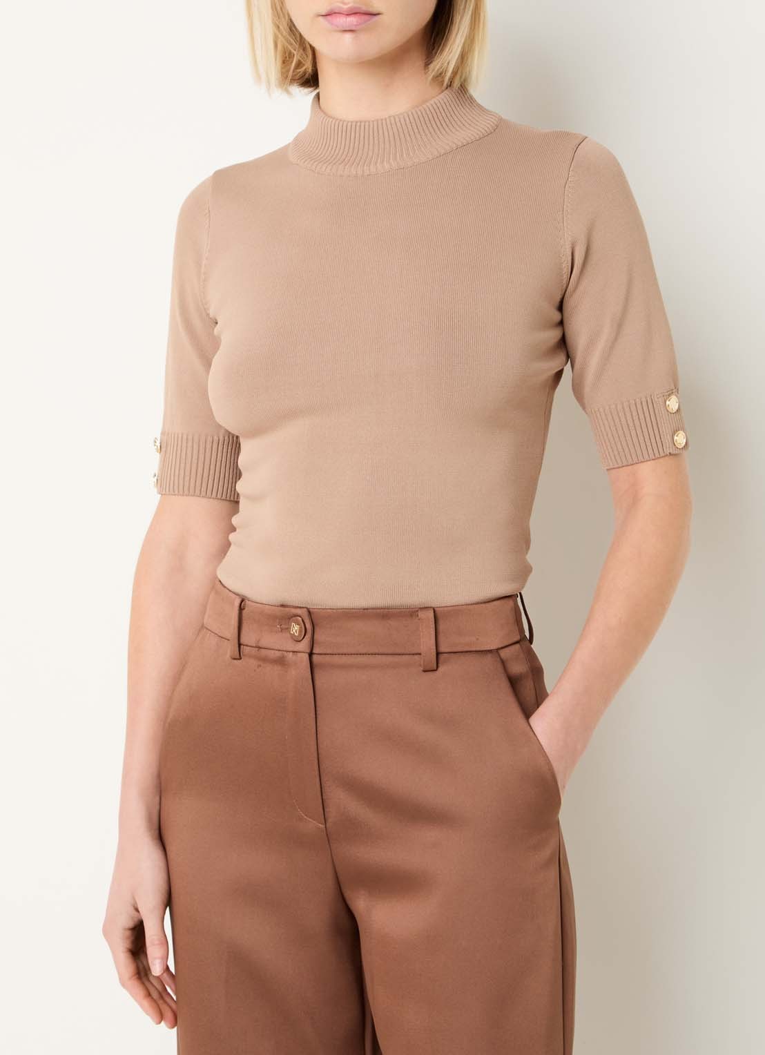 NIKKIE Olindah fijngebreide top met opstaande kraag - detail 4 camel