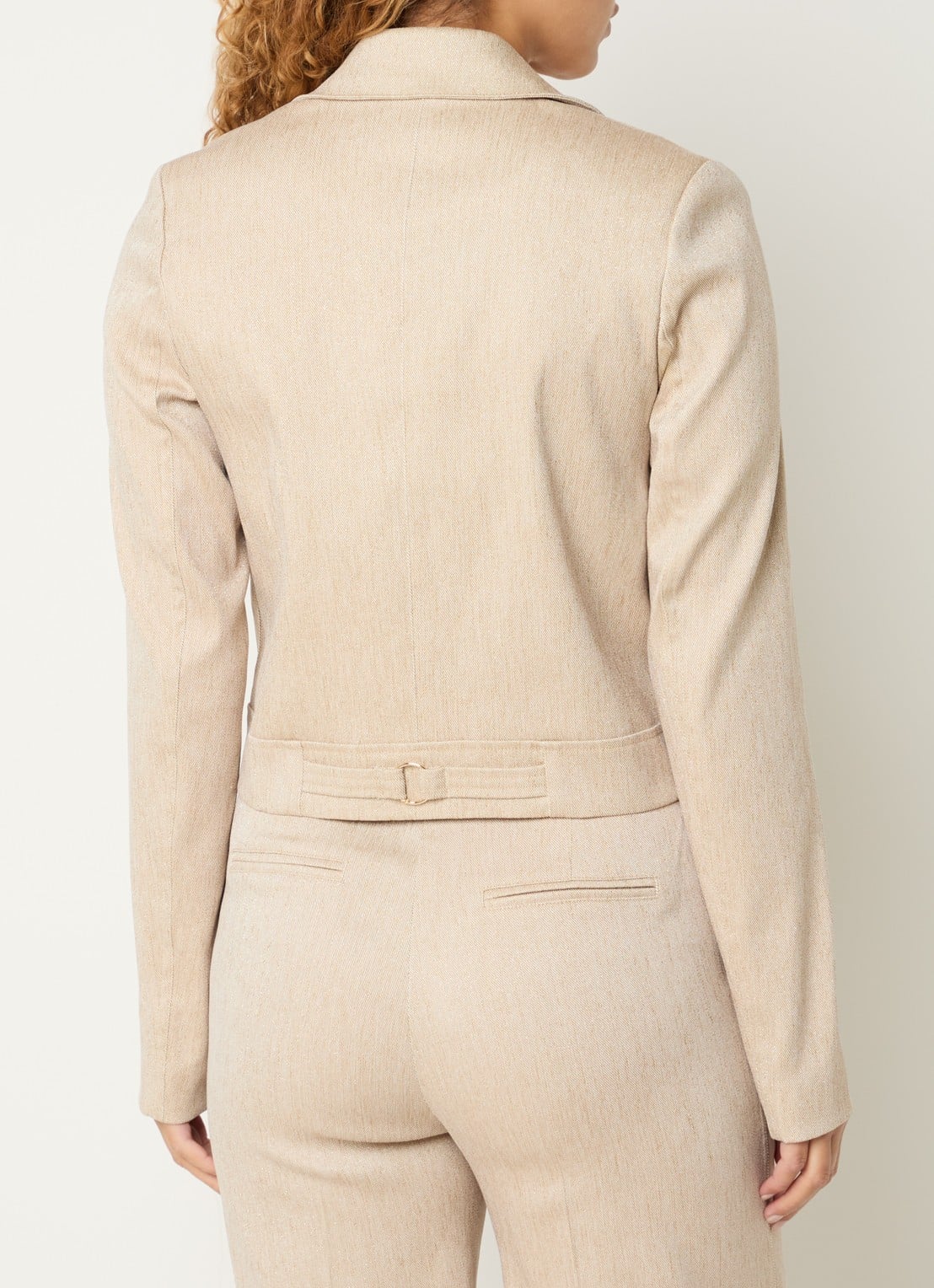 NIKKIE Olympia cropped blazer met lurex en schoudervulling - achterkant 2 beige
