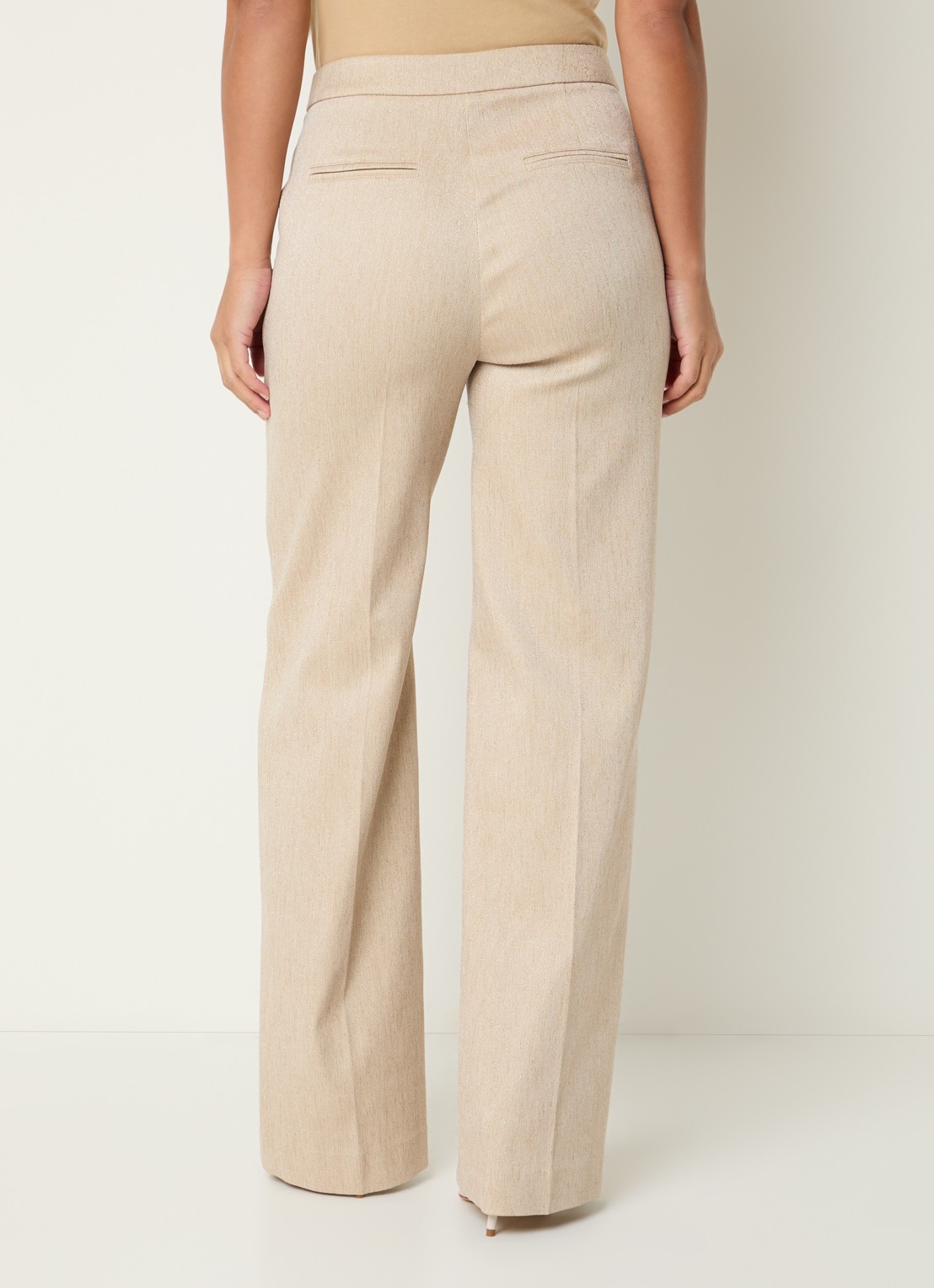 NIKKIE Olympia high waist straight fit pantalon met lurex en persplooi - achterkant beige