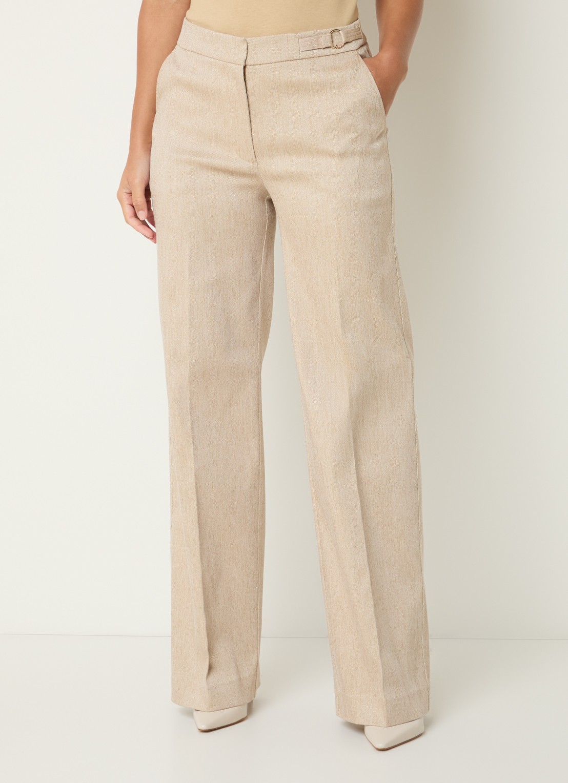 NIKKIE Olympia high waist straight fit pantalon met lurex en persplooi - detail 4 beige