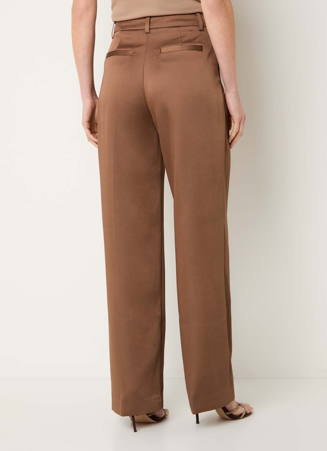 NIKKIE Omahah high waist straight fit broek van satijn - achterkant hazelnootbruin