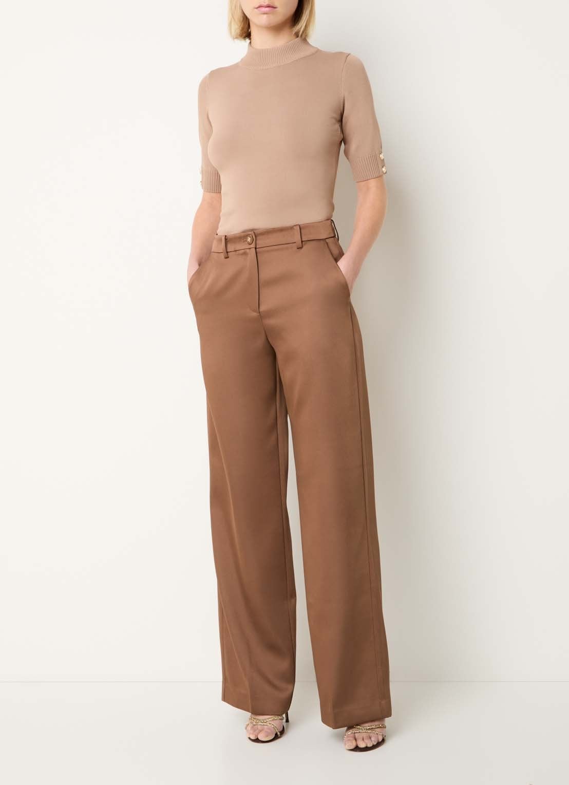 NIKKIE Omahah high waist straight fit broek van satijn - voorkant 3 hazelnootbruin
