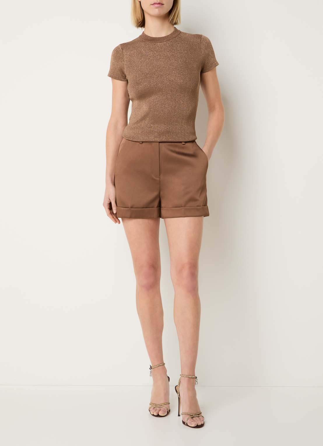NIKKIE Omahah high waist straight fit korte broek van satijn - voorkant 2 hazelnootbruin