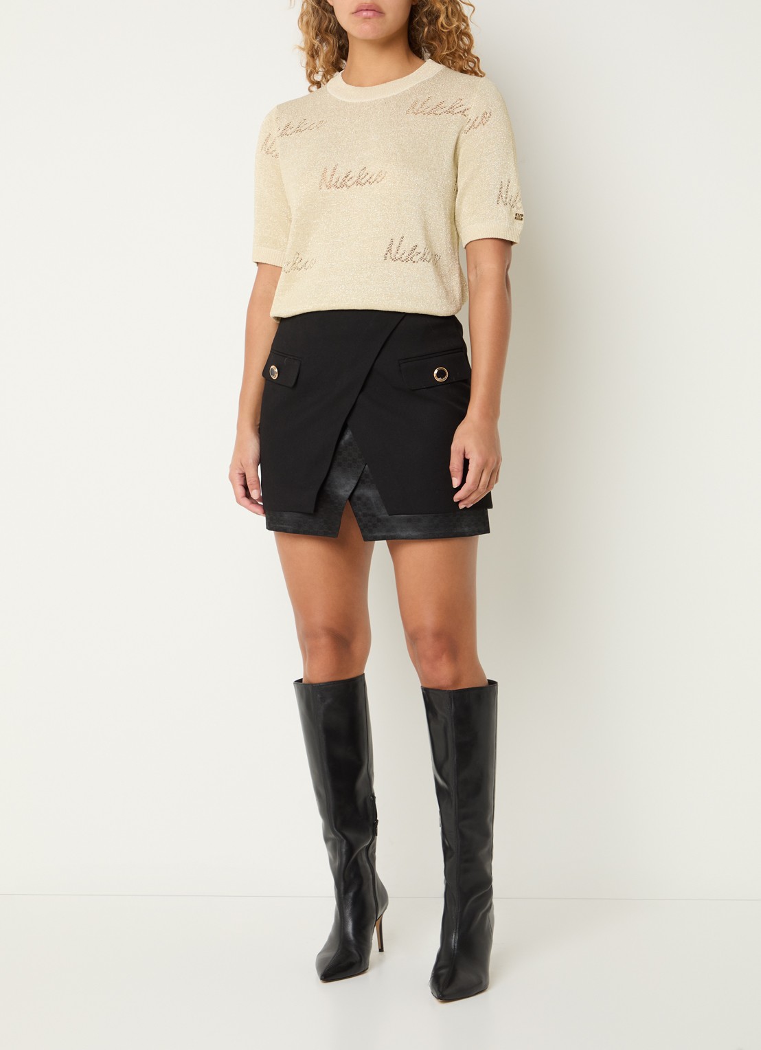 NIKKIE Omarah top met lurex en logo - voorkant 4 creme