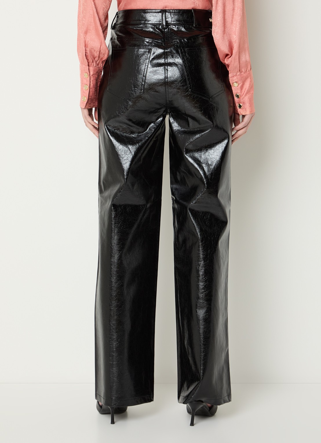 NIKKIE Ondo high waist straight fit broek van imitatieleer met structuur - achterkant 3 zwart