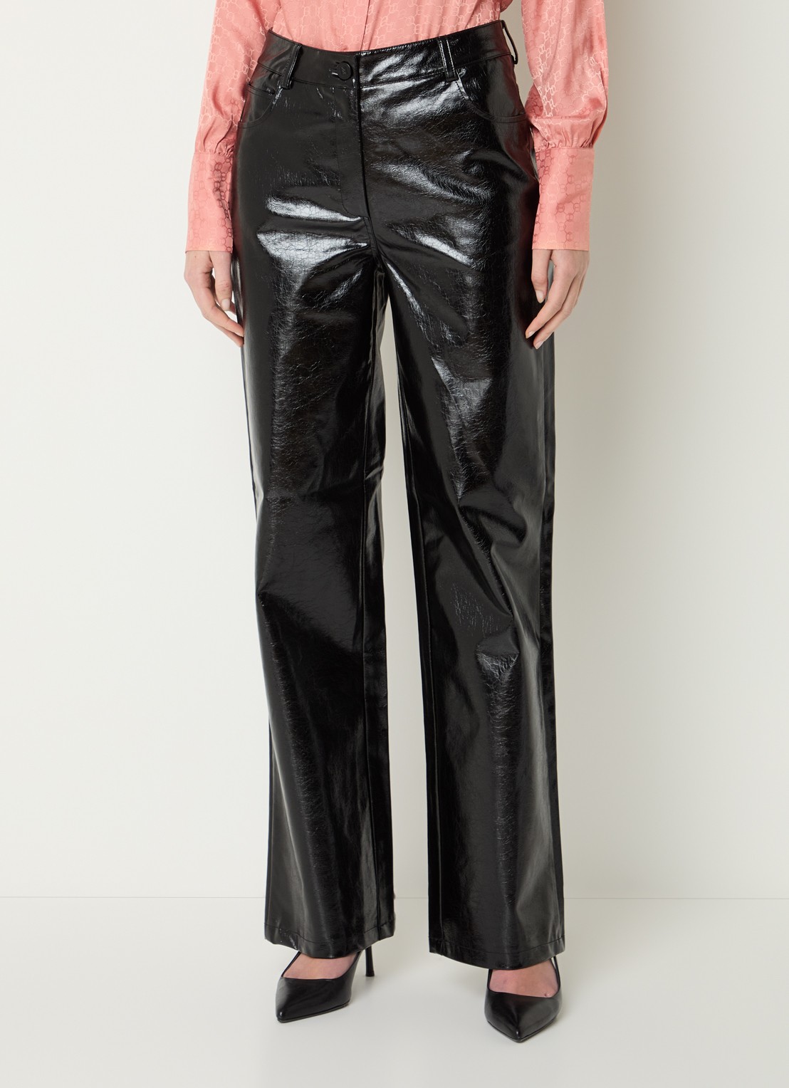 NIKKIE Ondo high waist straight fit broek van imitatieleer met structuur - detail 4 zwart