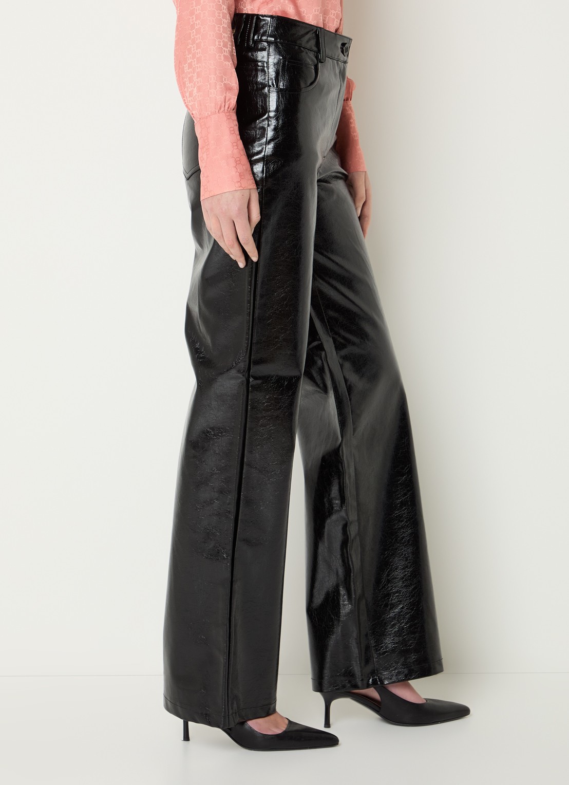 NIKKIE Ondo high waist straight fit broek van imitatieleer met structuur - detail 5 zwart