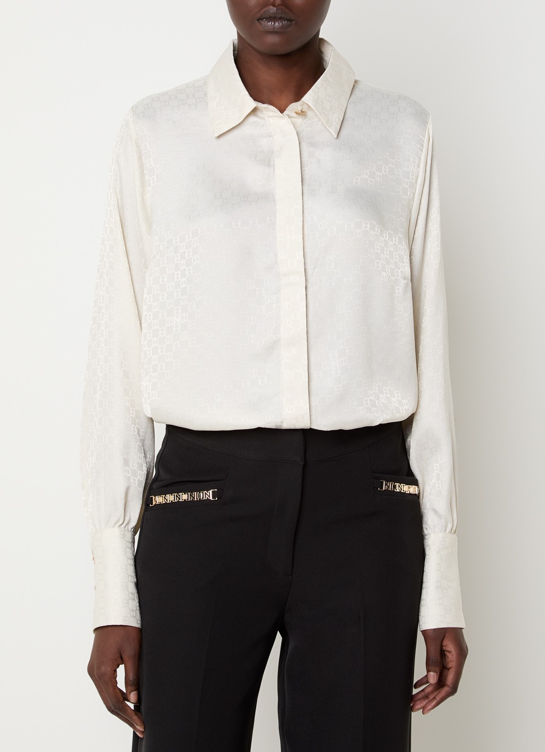 NIKKIE Opava blouse van satijn met print - detail 4 gebroken wit