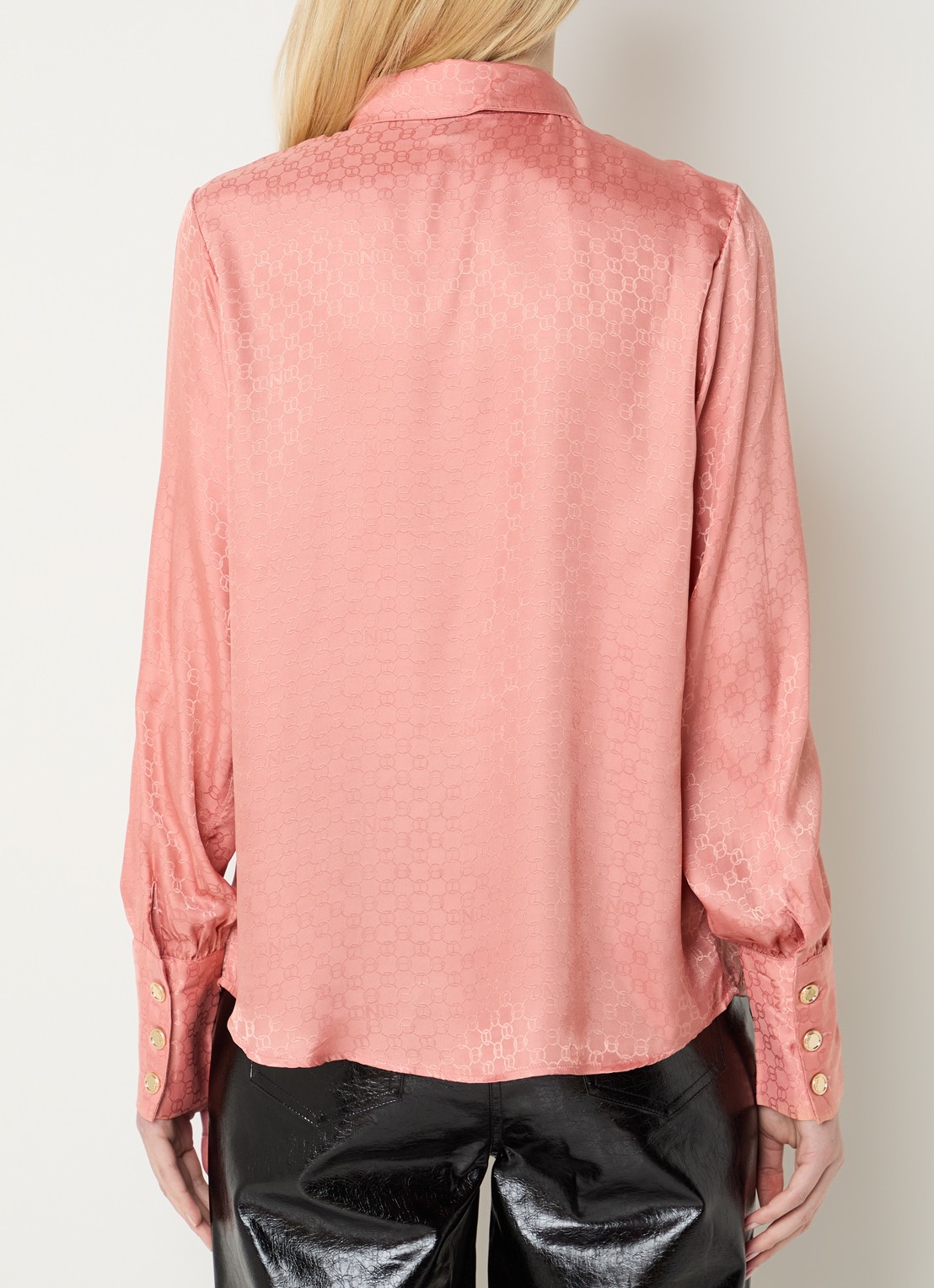 NIKKIE Opava blouse van satijn met print - achterkant zalmroze