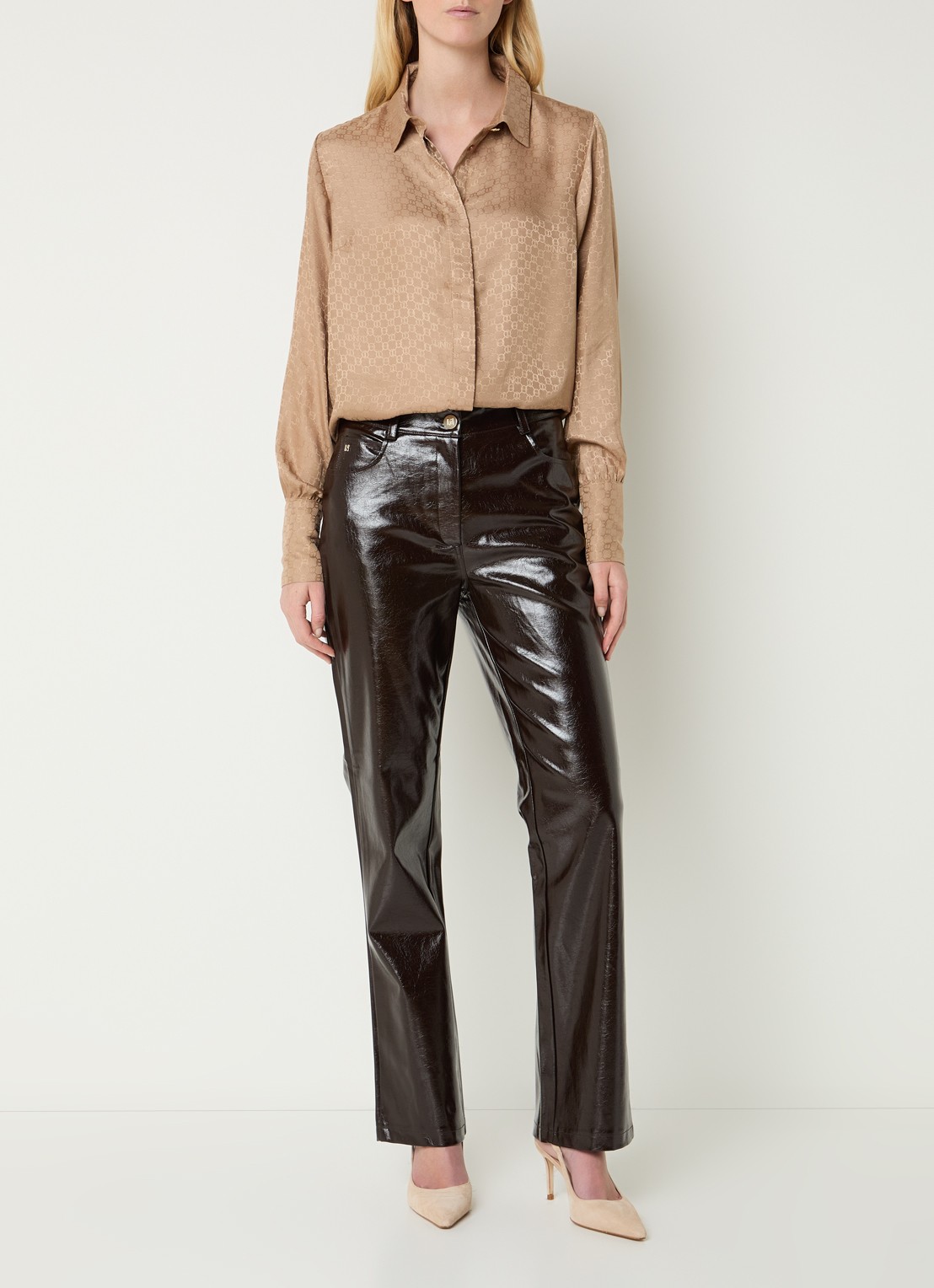 NIKKIE Opava blouse van satijn met print - voorkant 3 camel