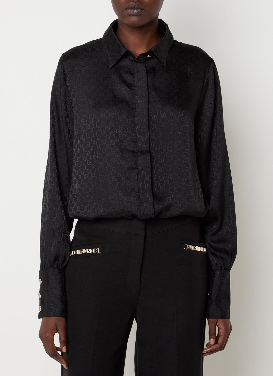 NIKKIE Opava blouse van satijn met print - detail 2 zwart