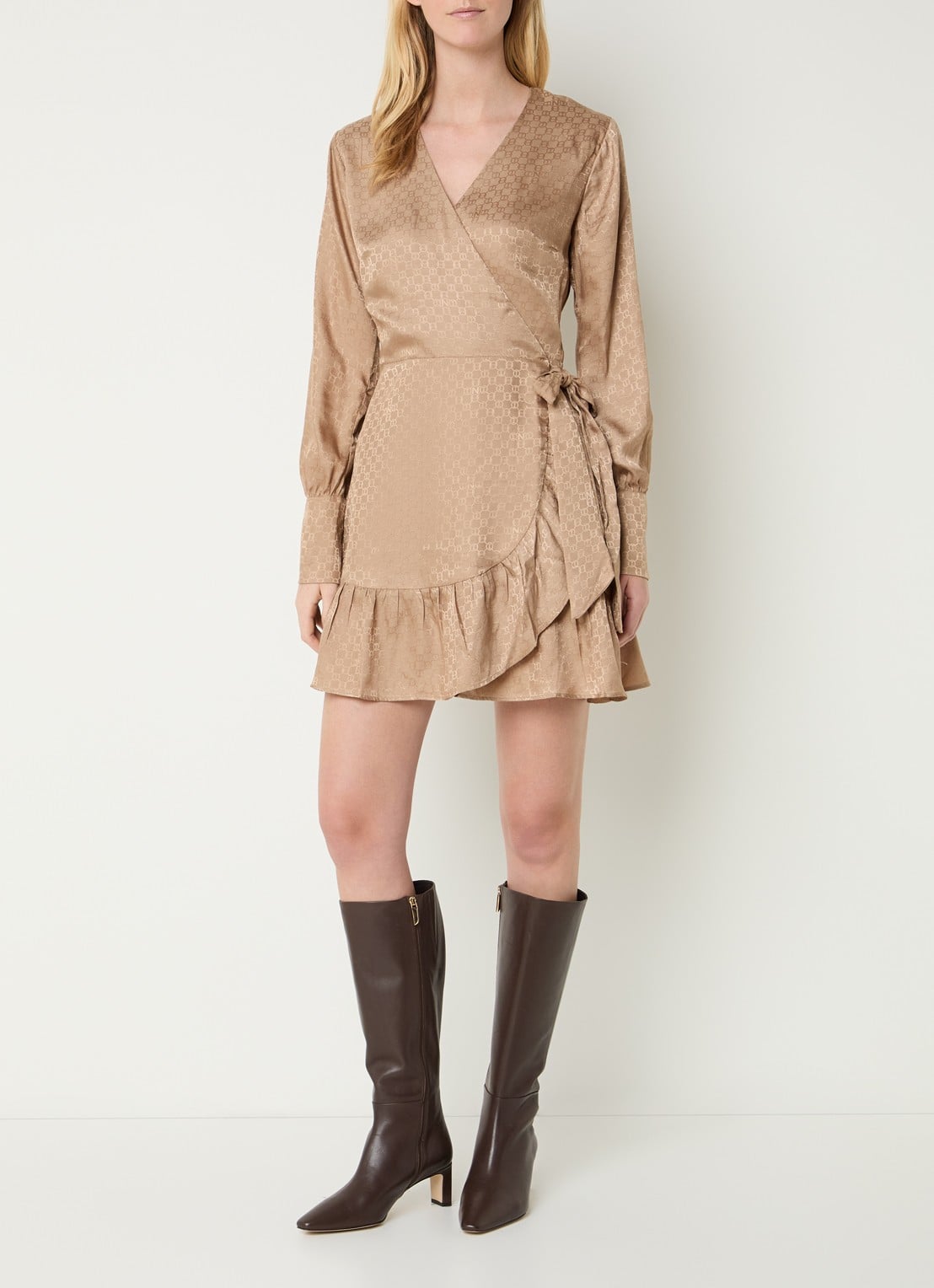 NIKKIE Opava mini wikkeljurk met logoprint en volant - voorkant 3 beige