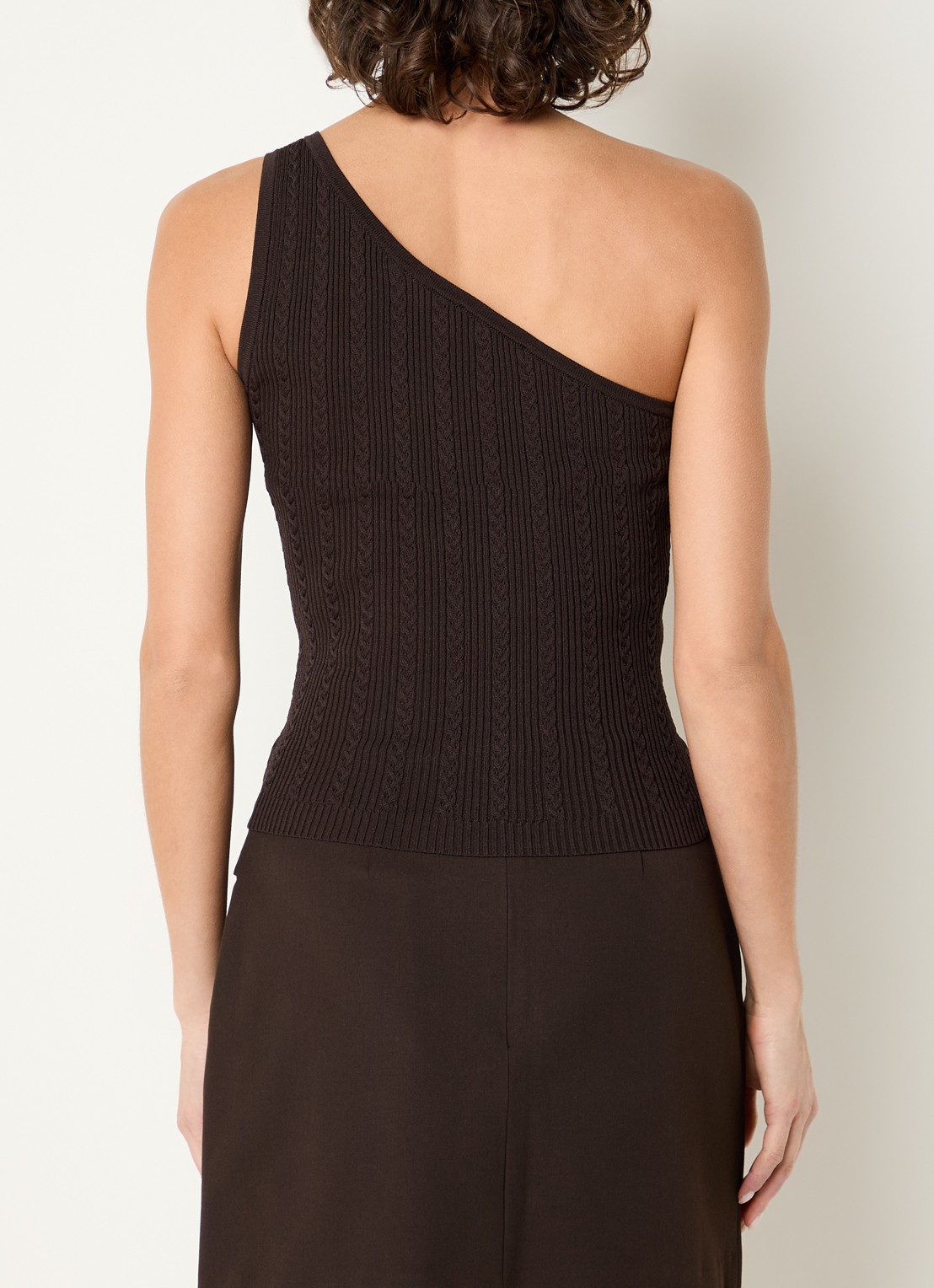 NIKKIE Oregon one shoulder top met ribstructuur - achterkant 3 donkerbruin