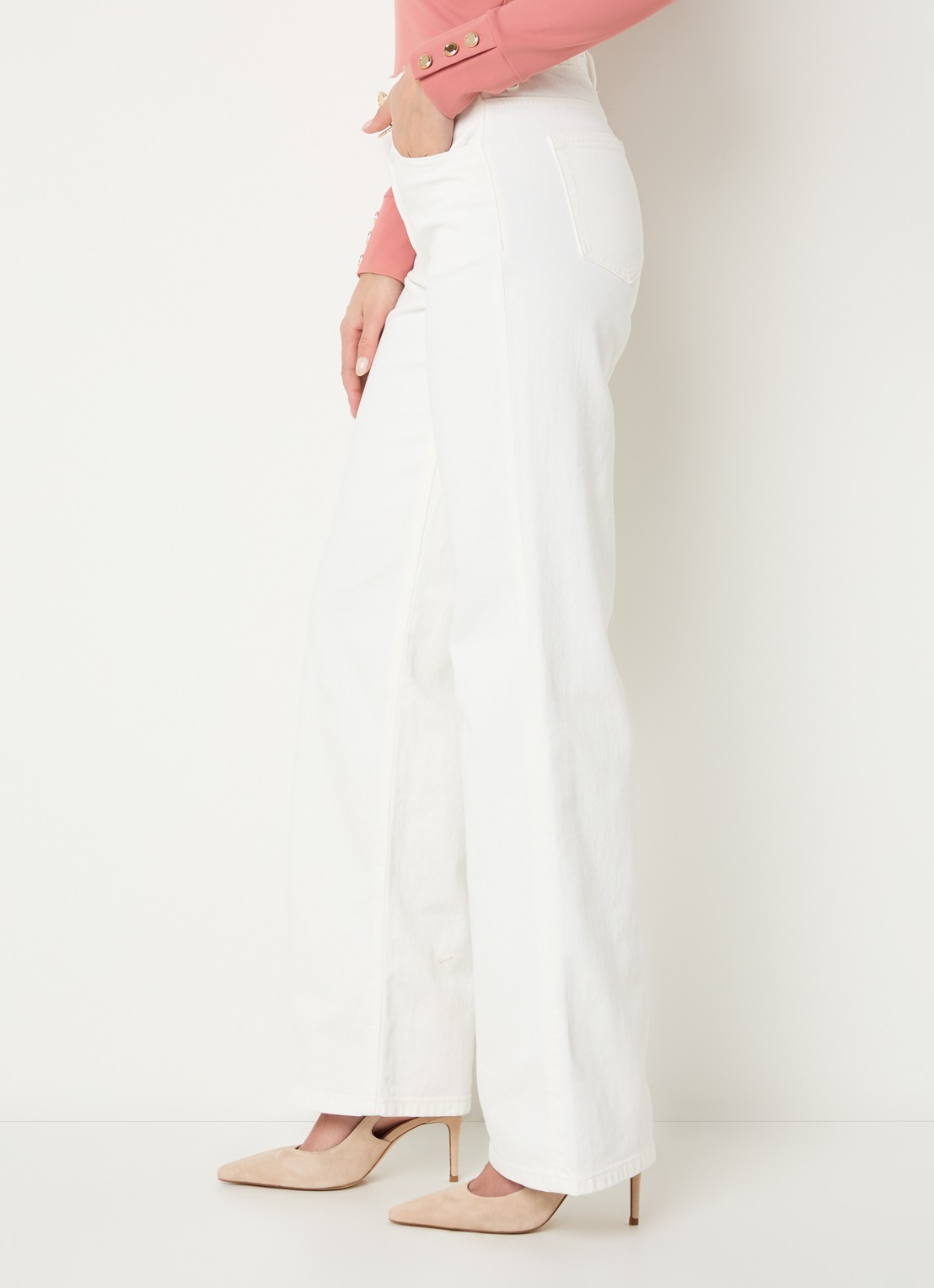 NIKKIE Orleans high waist flared leg jeans met gekleurde wassing - detail 5 wit