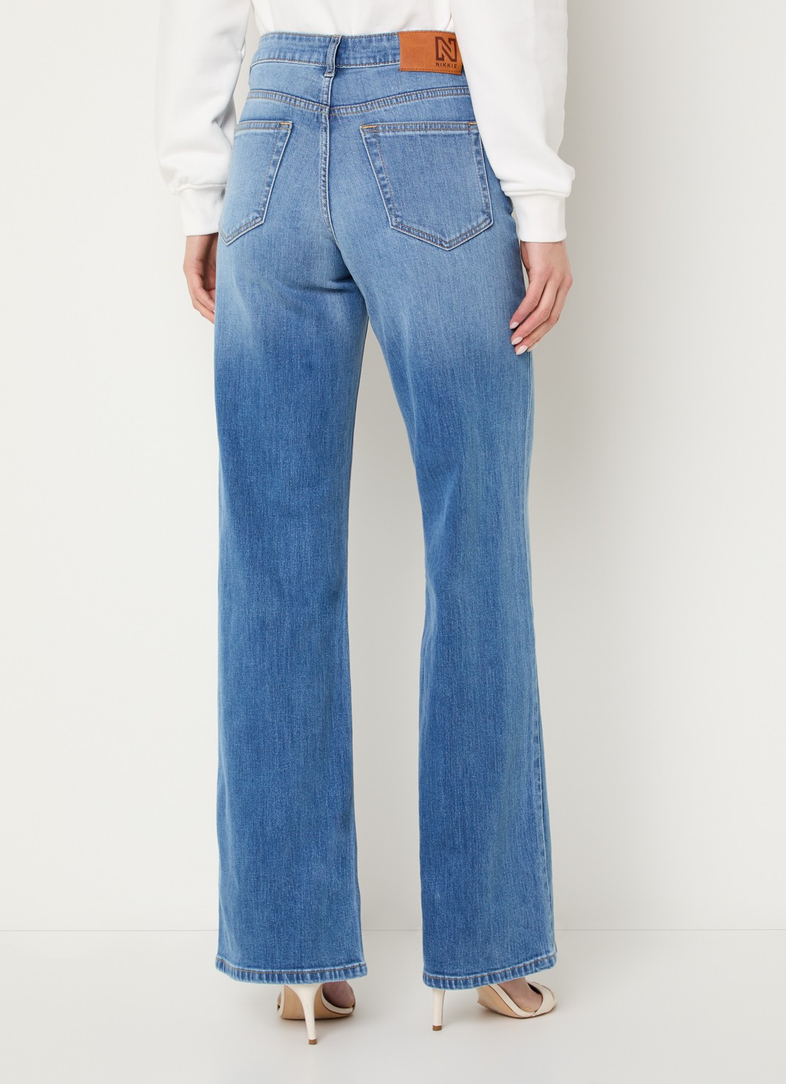 NIKKIE Orleans mid waist wide leg jeans met medium wassing - achterkant indigo