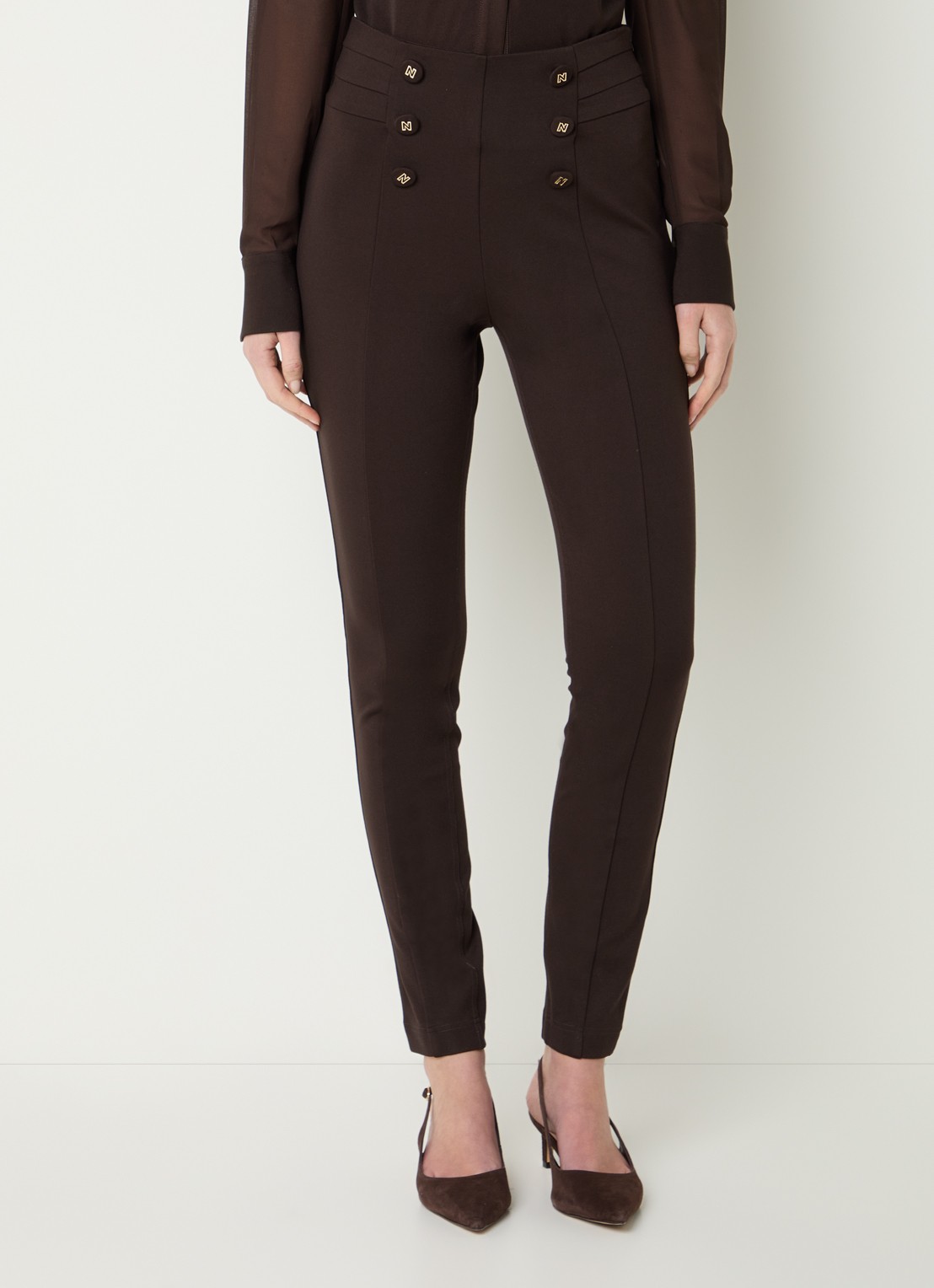 NIKKIE Oroville high waist skinny fit broek met sierknopen - detail donkerbruin