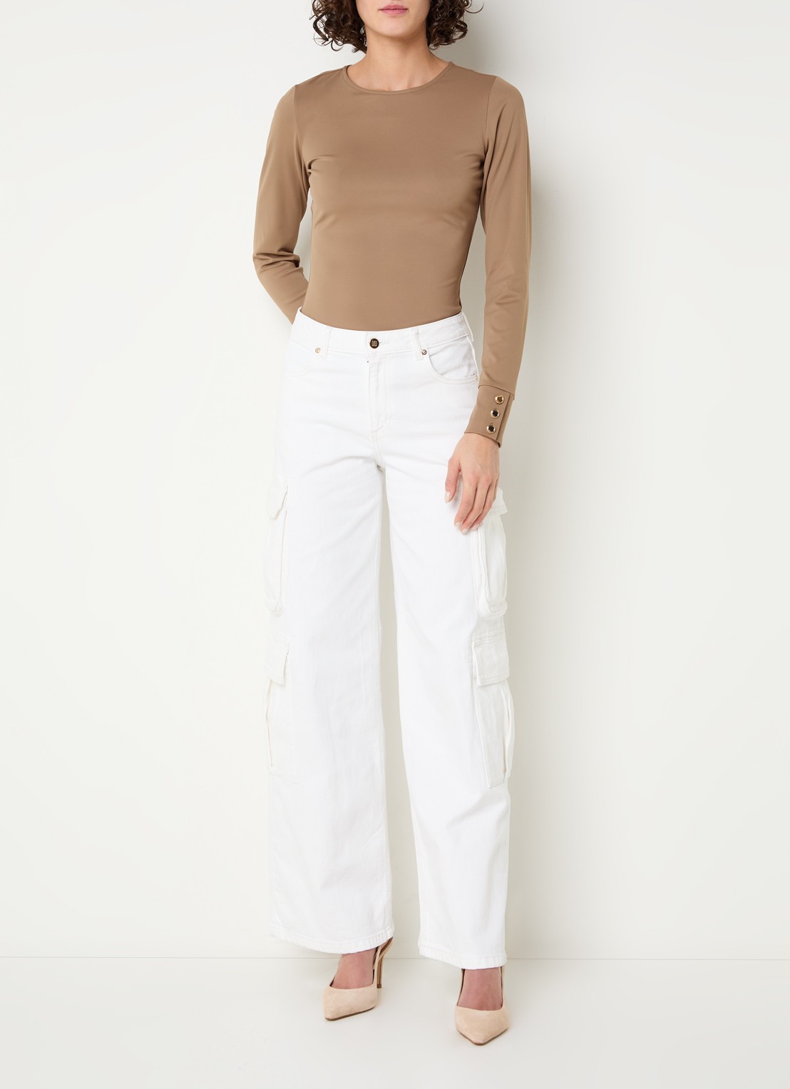 NIKKIE Oshawa top met ronde hals - voorkant 3 cognac