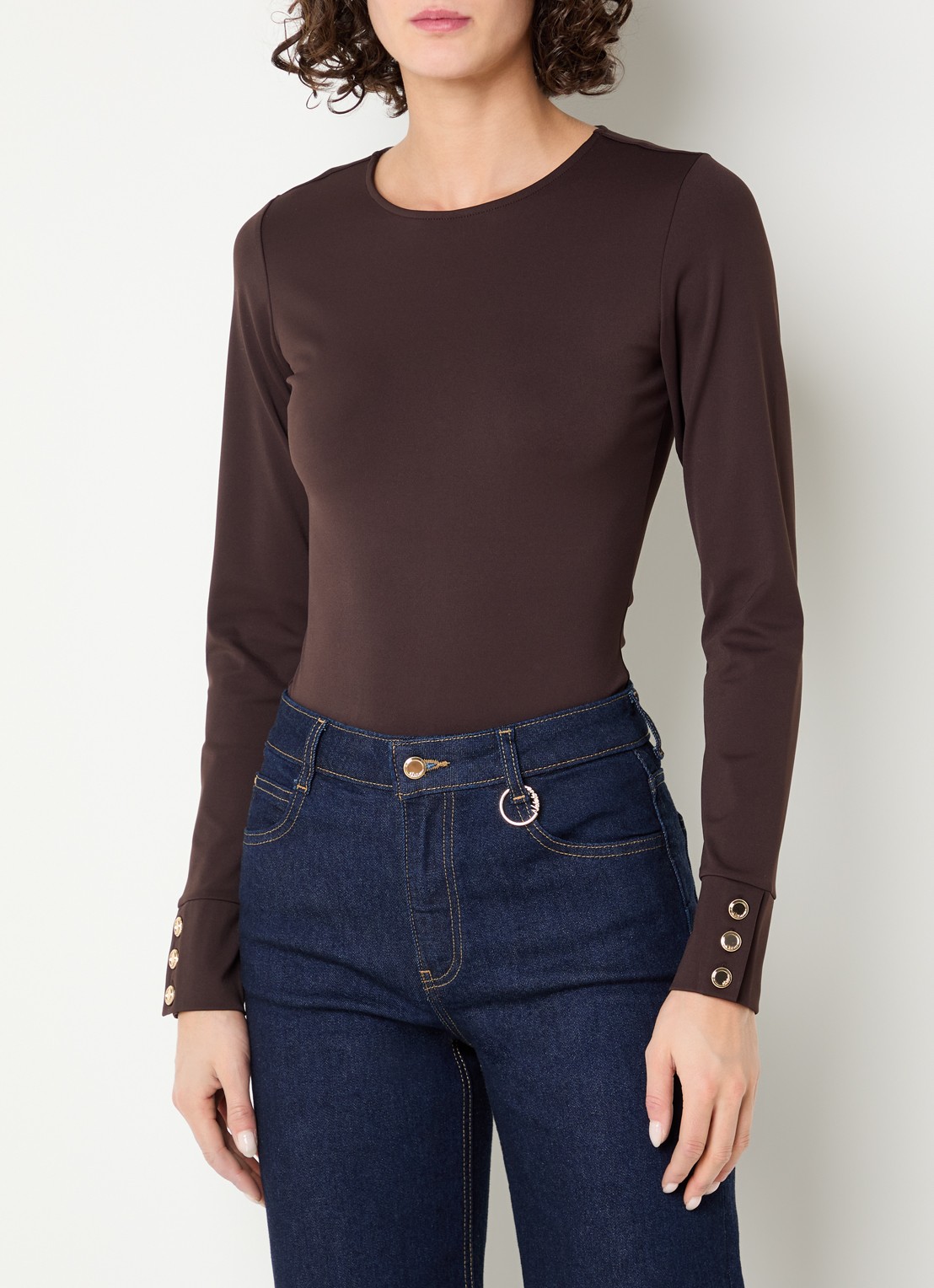 NIKKIE Oshawa top met ronde hals - detail 4 bruin