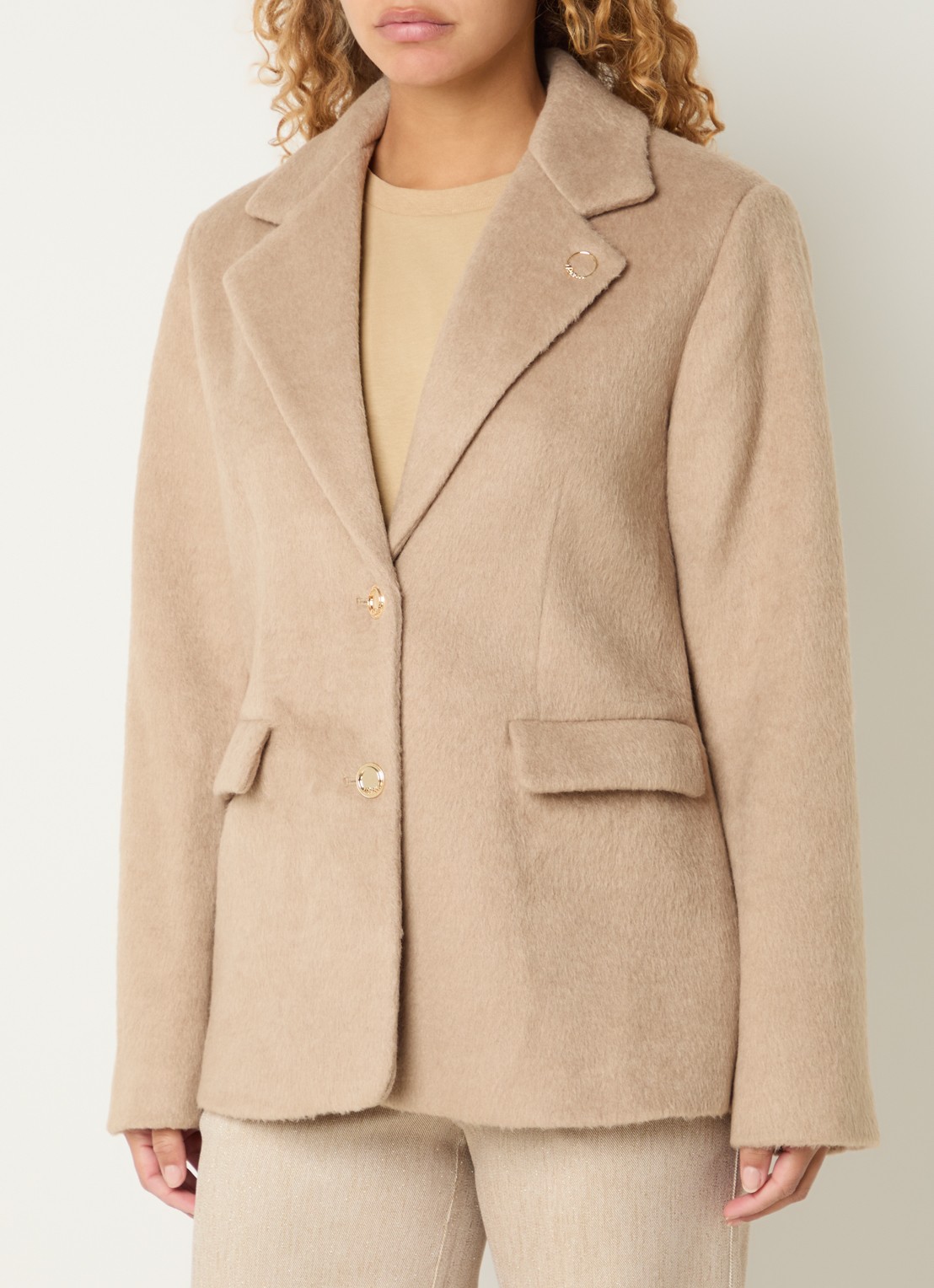 NIKKIE Oslo blazer in wolblend met klepzakken en schoudervulling - detail camel