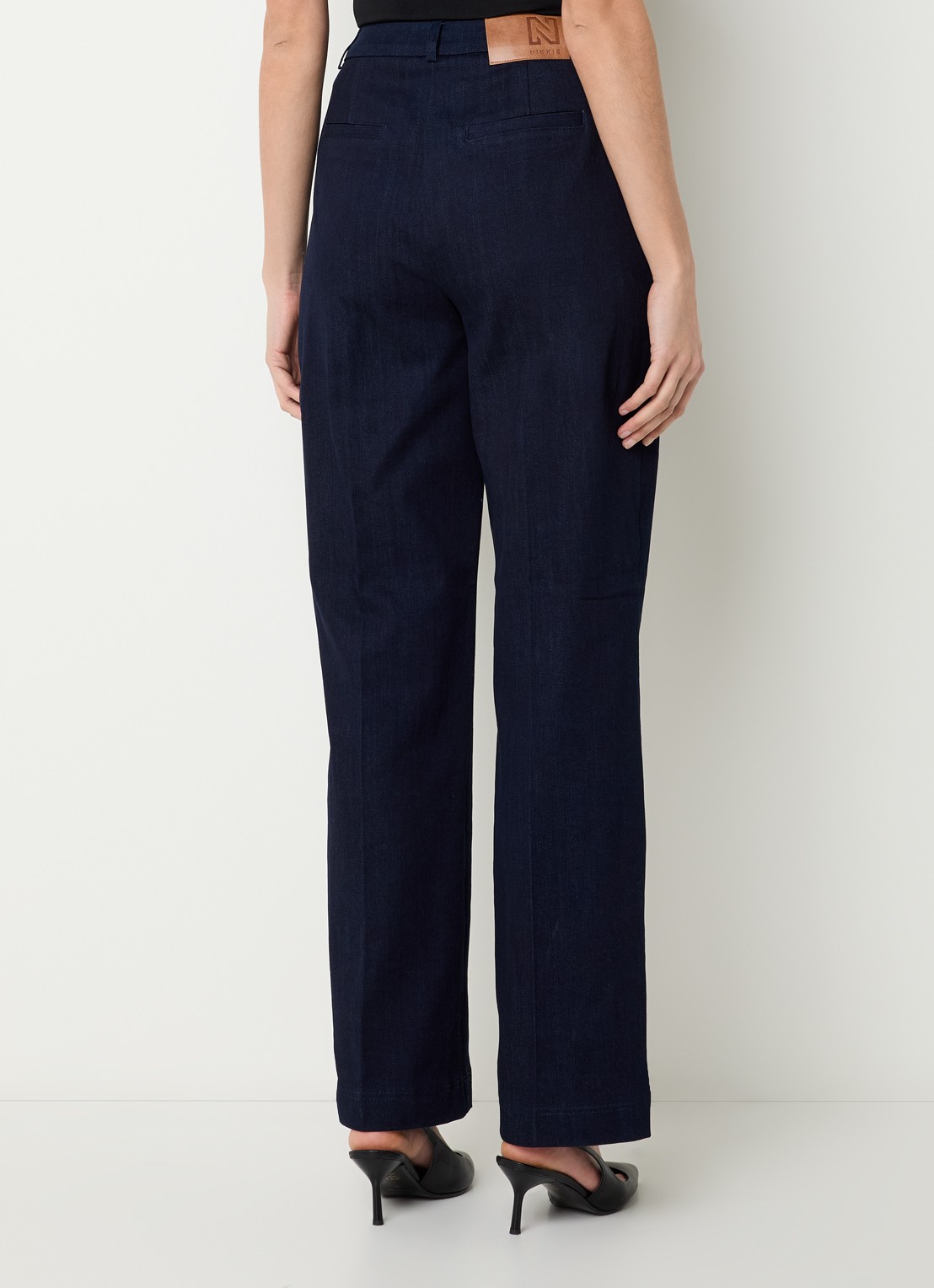 NIKKIE Oviedo high waist straight fit pantalon van denim met steekzakken - achterkant 2 indigo