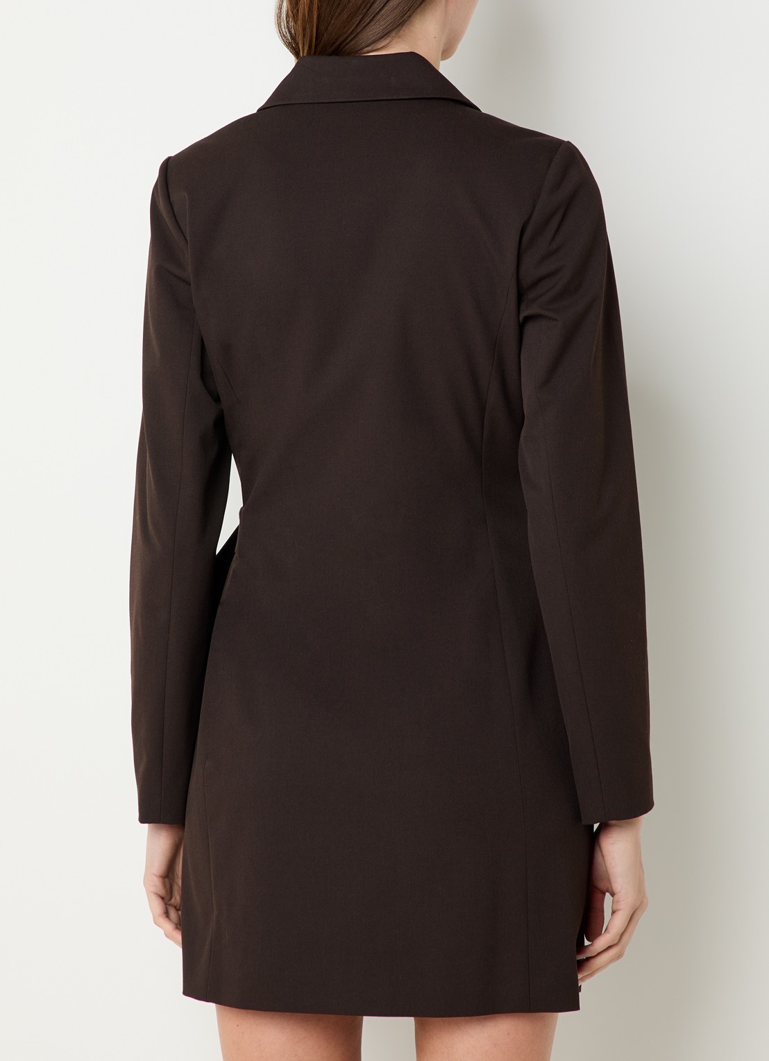 NIKKIE Oxford mini blazer jurk met ceintuur en schoudervulling - achterkant donkerbruin