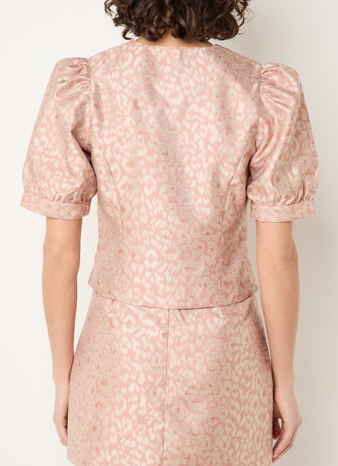 NIKKIE Palencia blouse met panterprint en pofmouw - achterkant zalmroze