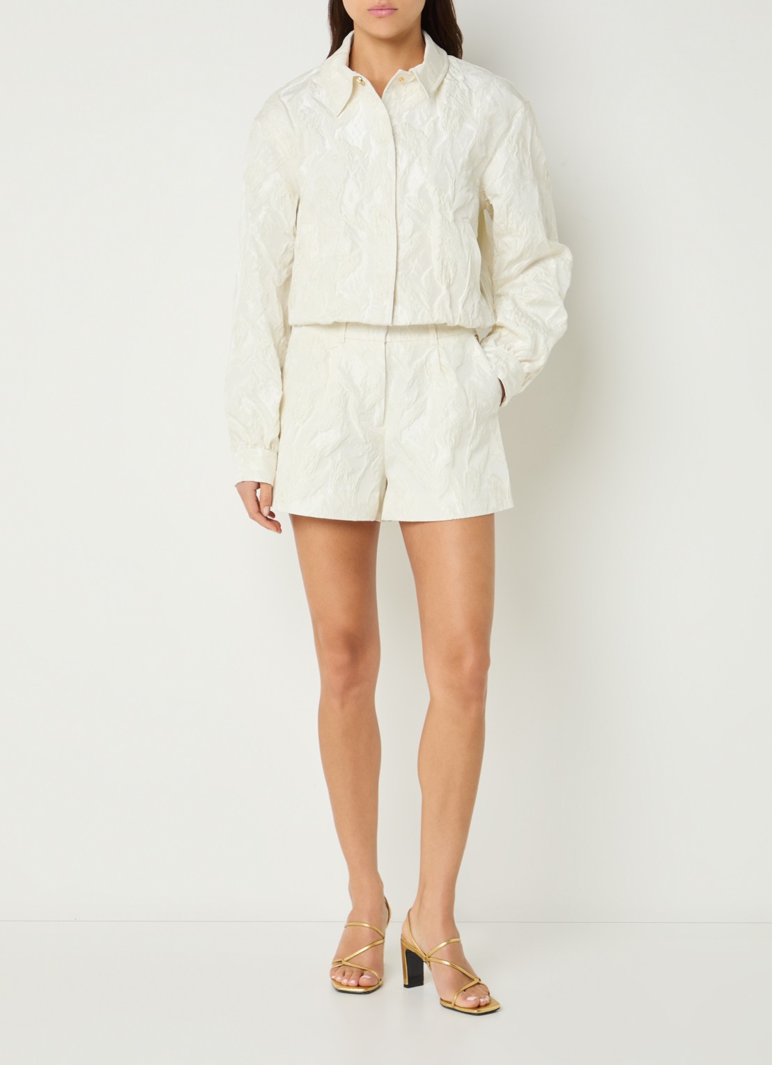 NIKKIE Pamona high waist straight fit korte broek met steekzakken - voorkant 3 creme