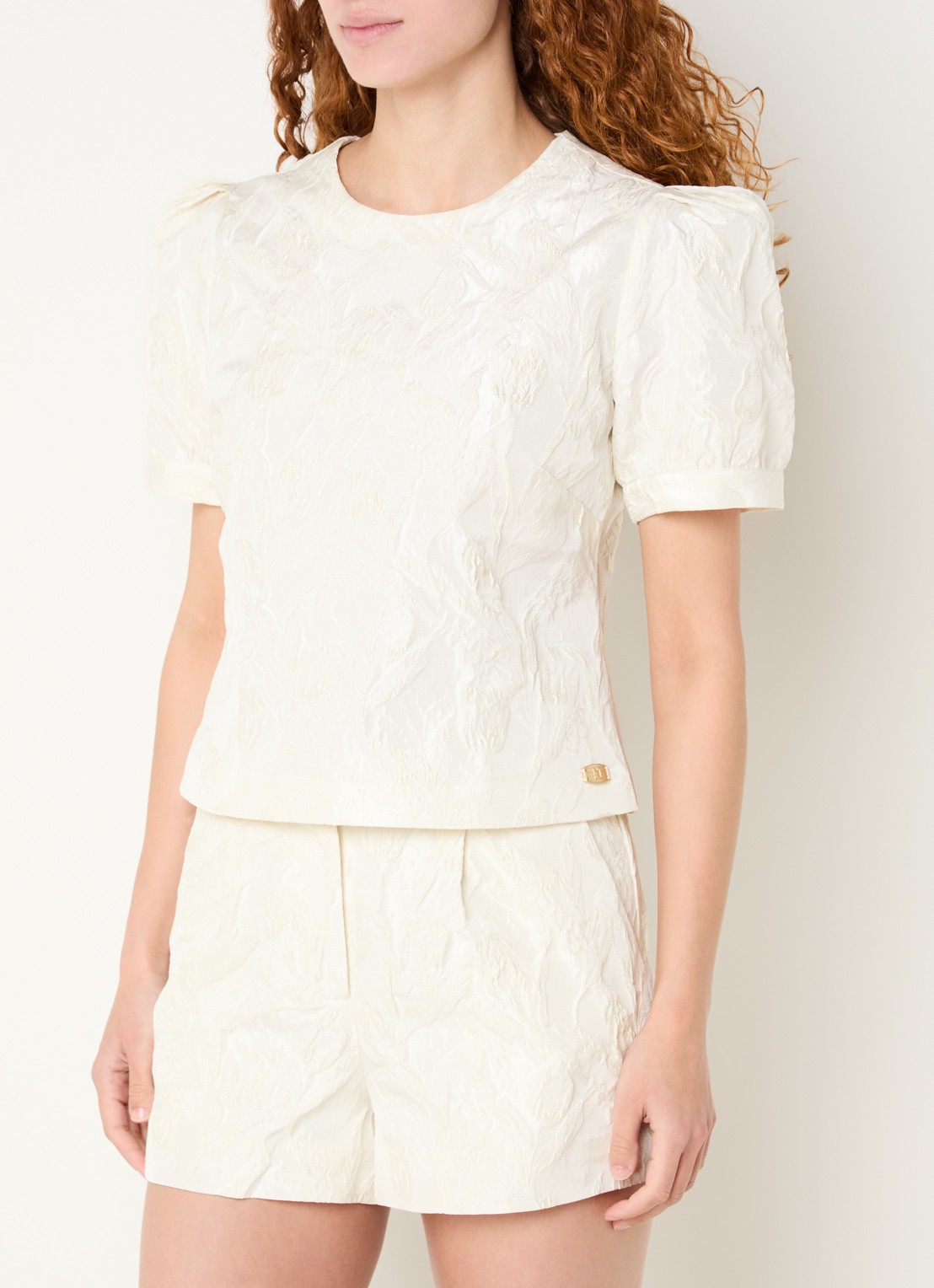 NIKKIE Panoma top met 3D print en glazende finish - detail 4 vanillegeel