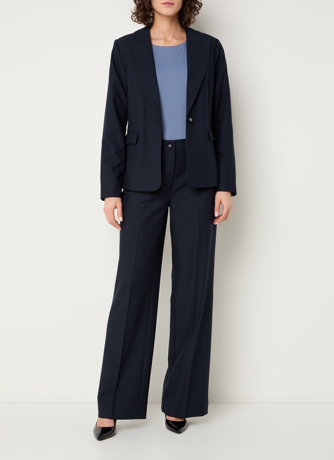 NIKKIE Parisa blazer met klepzakken - voorkant 3 donkerblauw