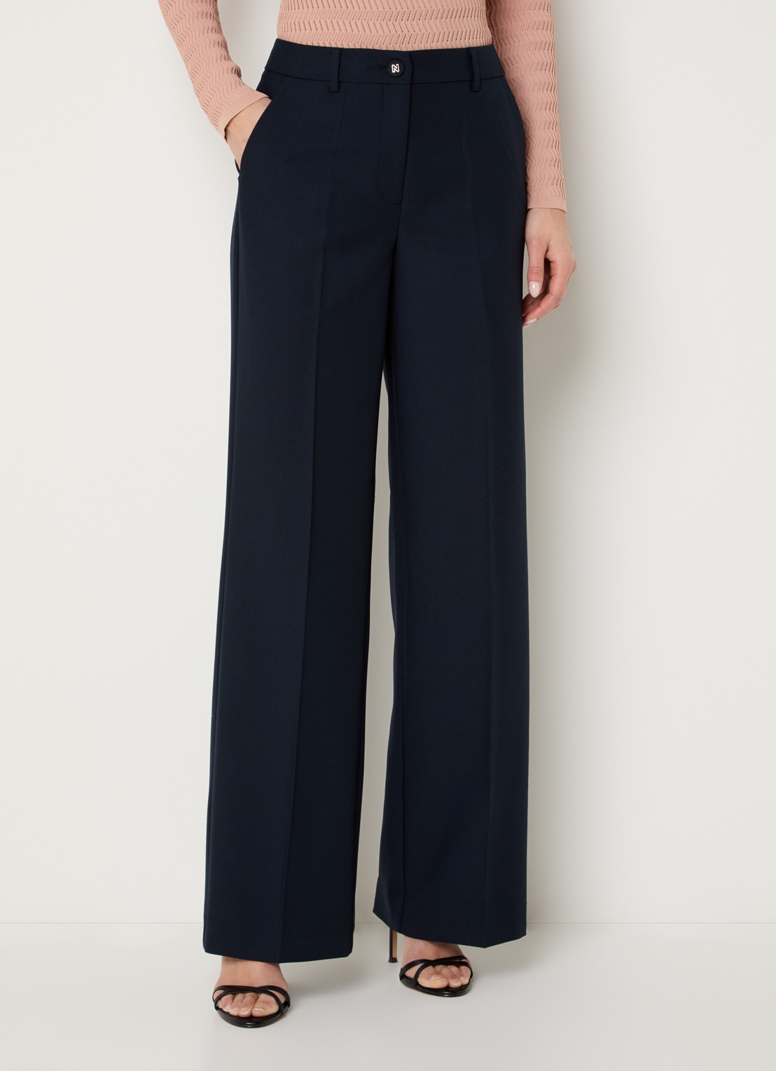 NIKKIE Parisa high waist straight fit pantalon met steekzakken - detail 3 donkerblauw