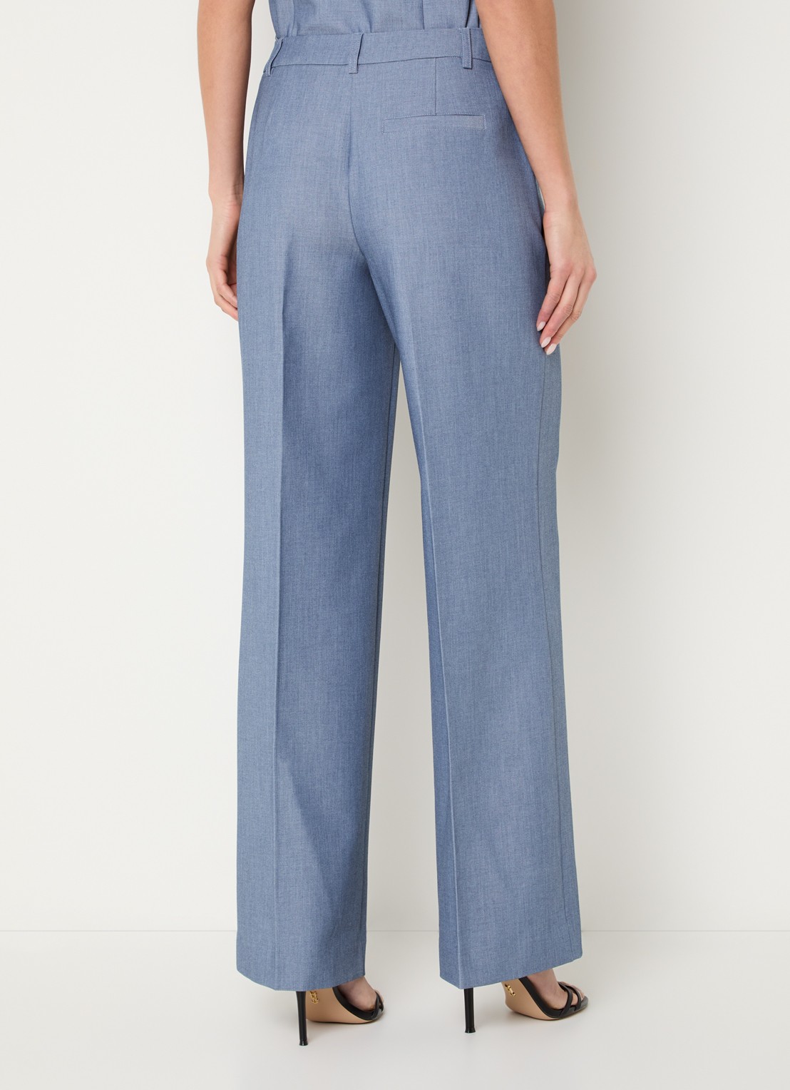 NIKKIE Parisa high waist straight fit pantalon met steekzakken - achterkant staalblauw