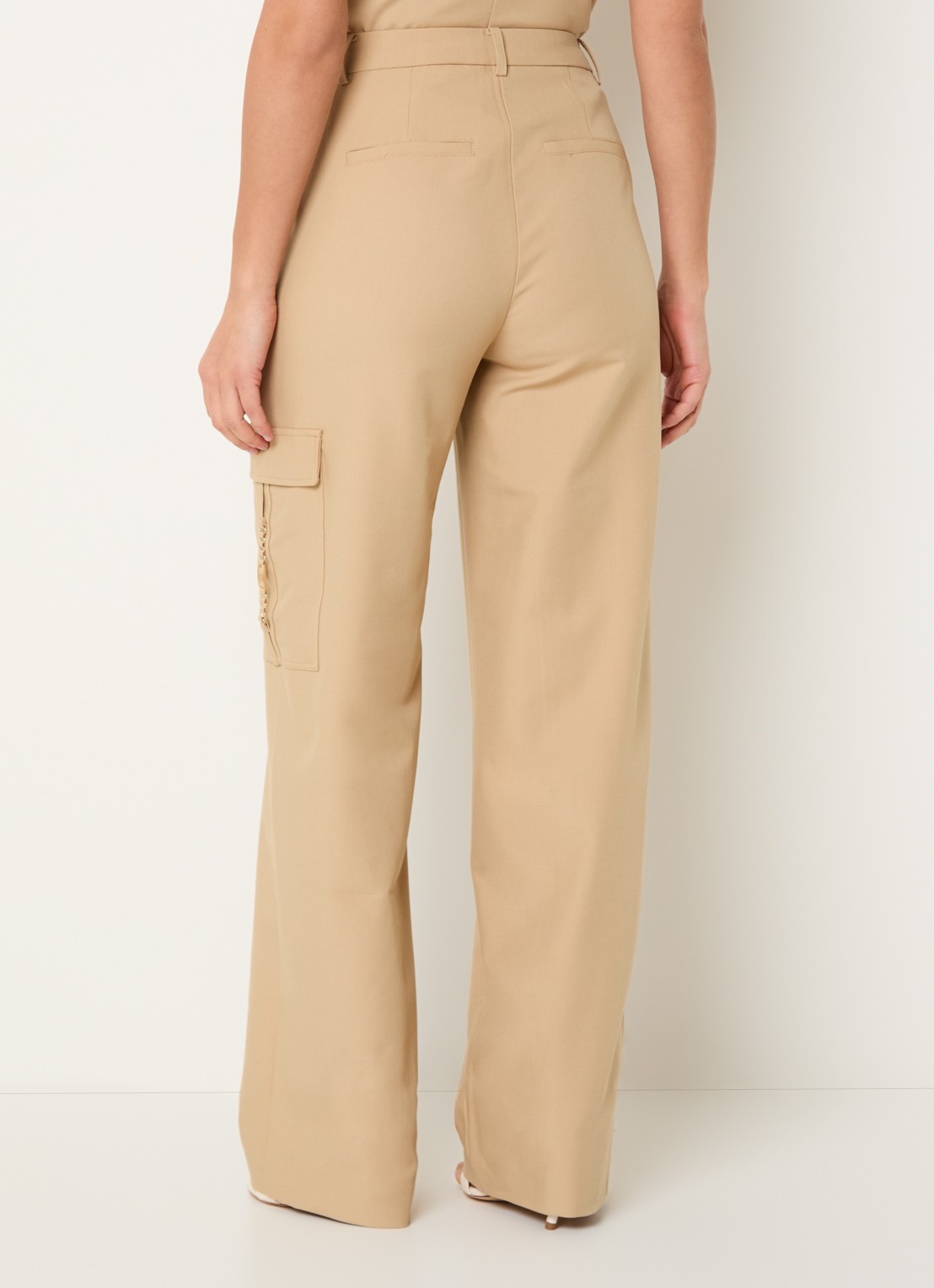 NIKKIE Parlo high waist straight fit broek met klepzak - achterkant 2 camel